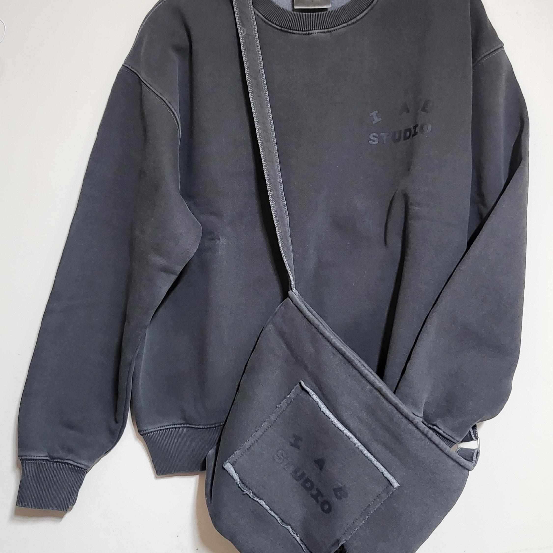 IAB Studio Pigment Sweatshirt & Mini Bag Black 착용 스타일