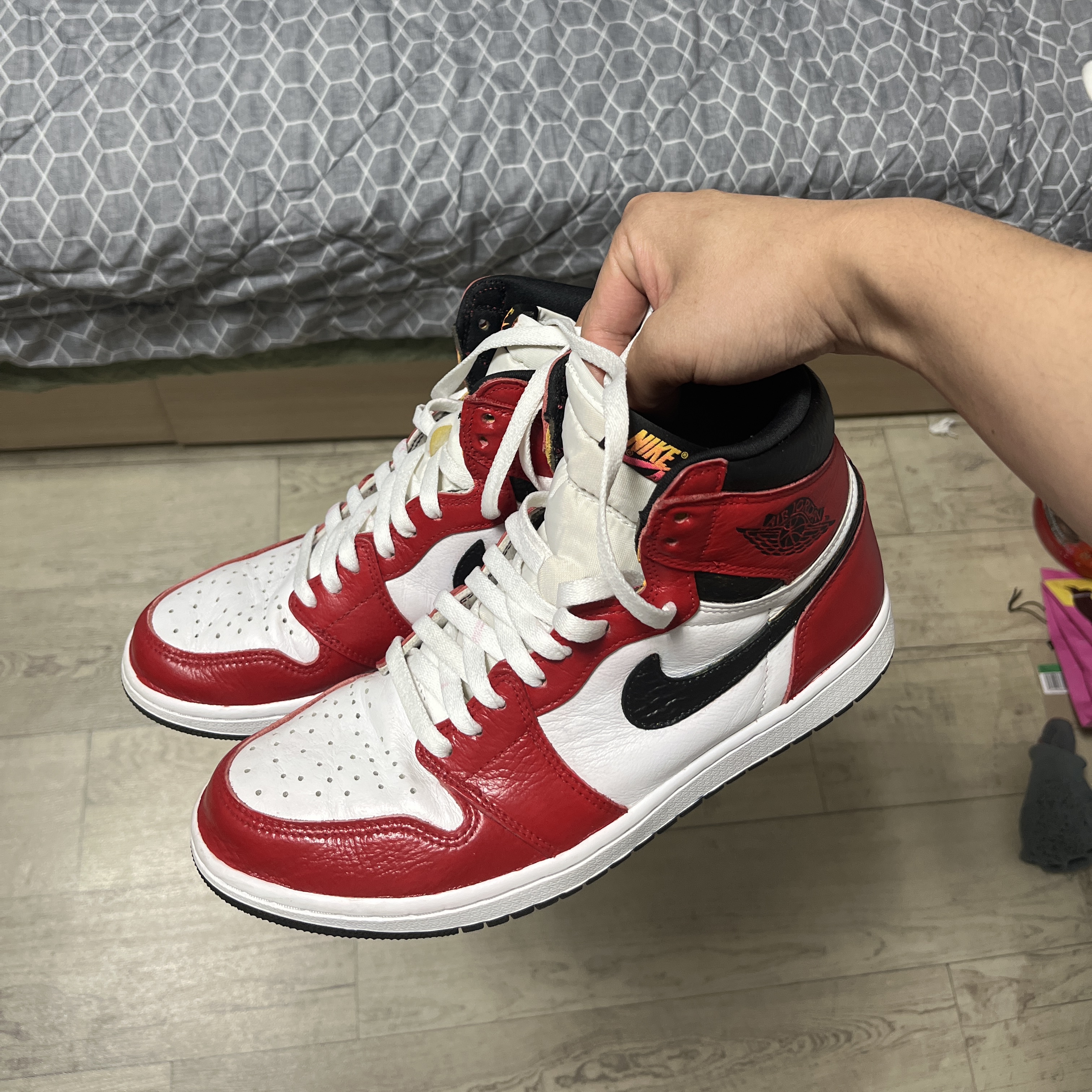 Jordan 1 Retro High OG Chicago 2022, Jordan 1 Retro High OG Light Fusion Red 착용 스타일 - 1