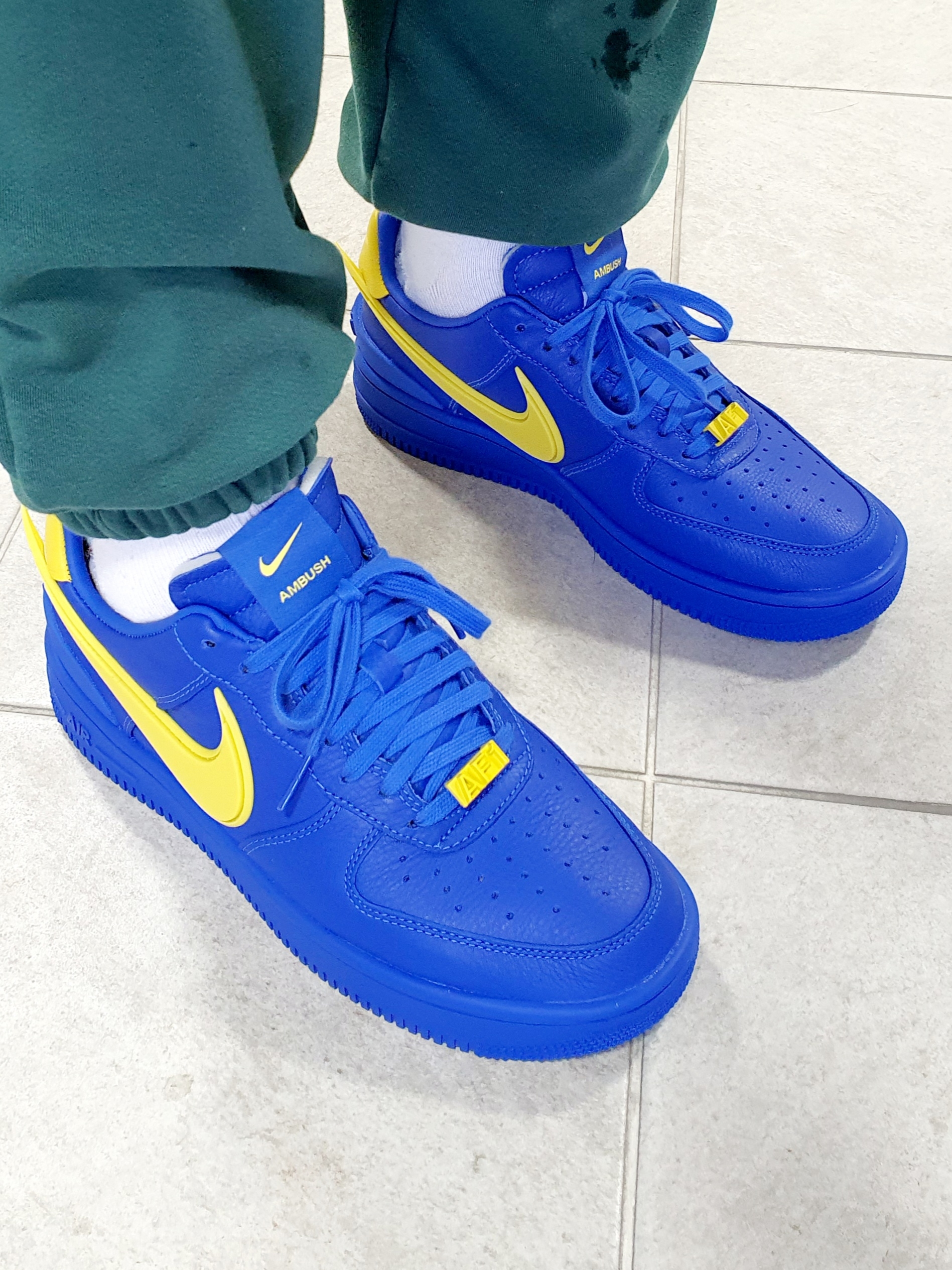 Nike x Ambush Air Force 1 Low SP Game Royal and Vivid Sulfur 착용 스타일 - 5