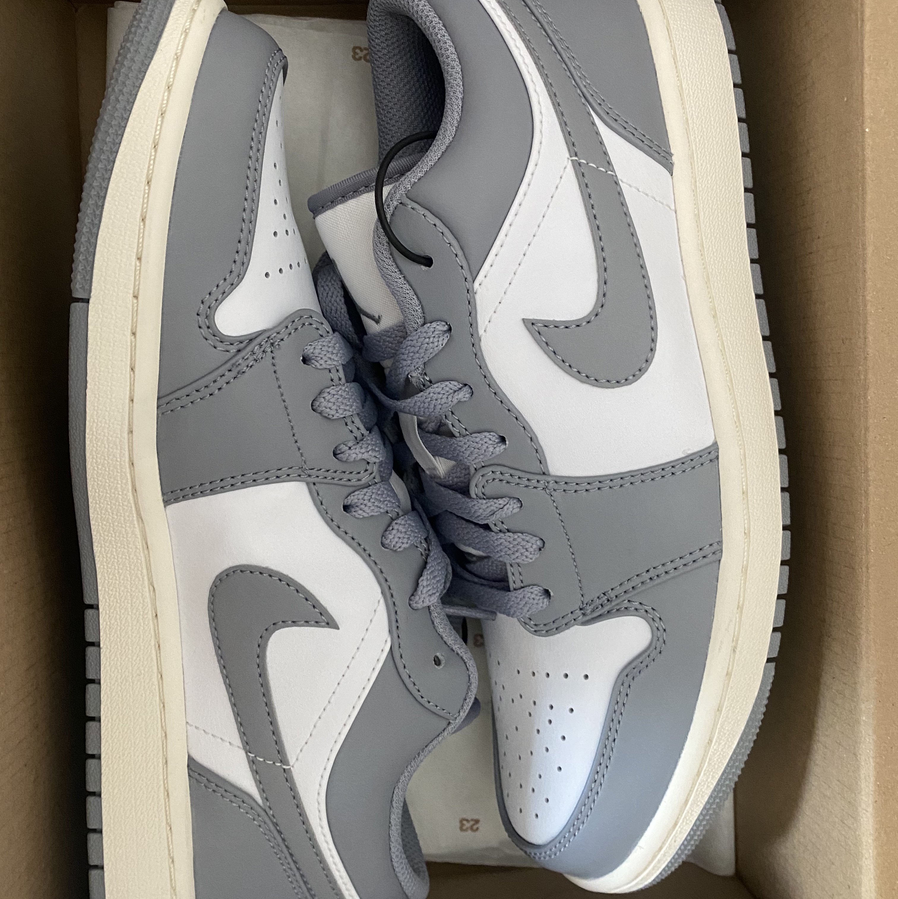 Jordan 1 Low Stealth and White 착용 스타일