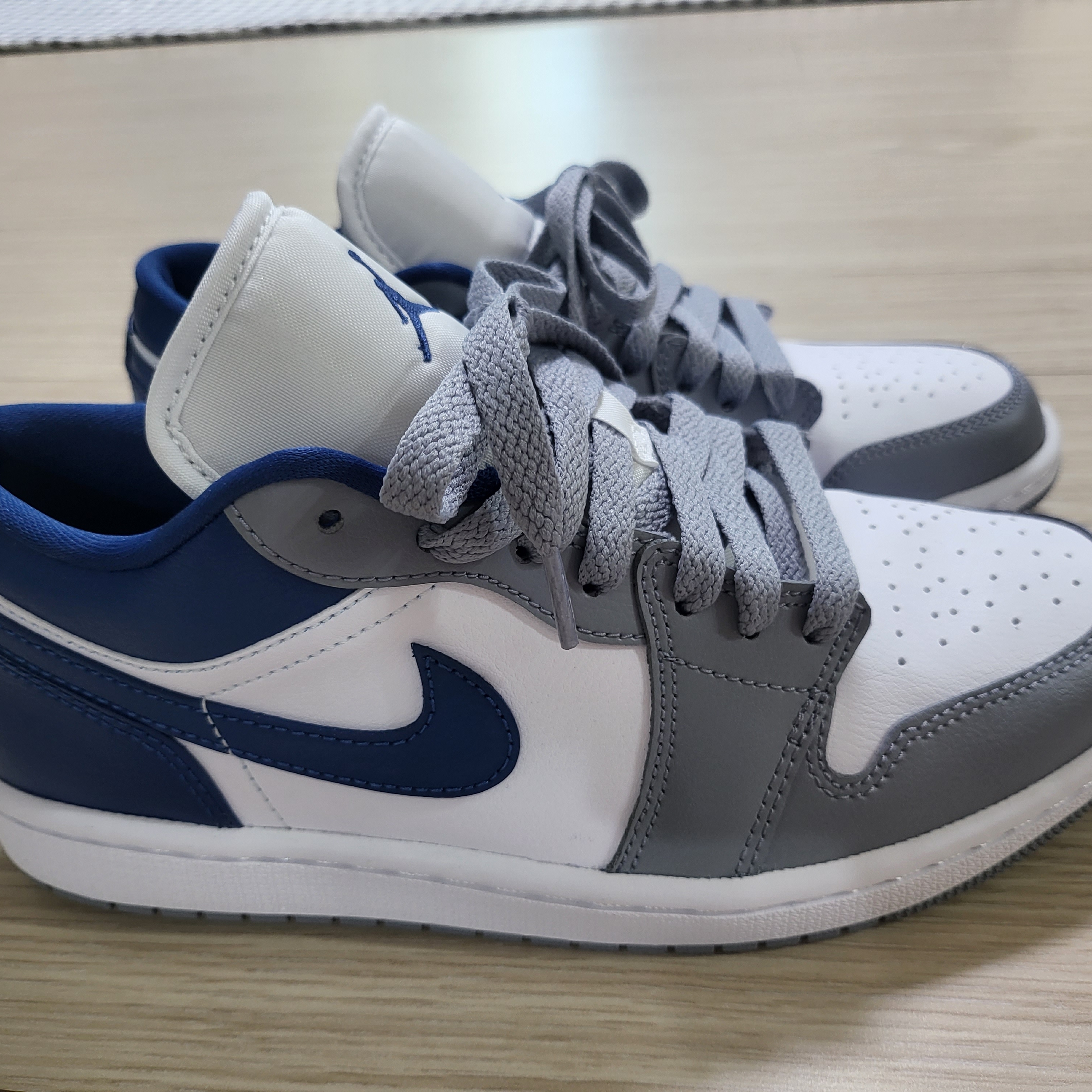 (W) Jordan 1 Low White Grey Blue 착용 스타일 - 3