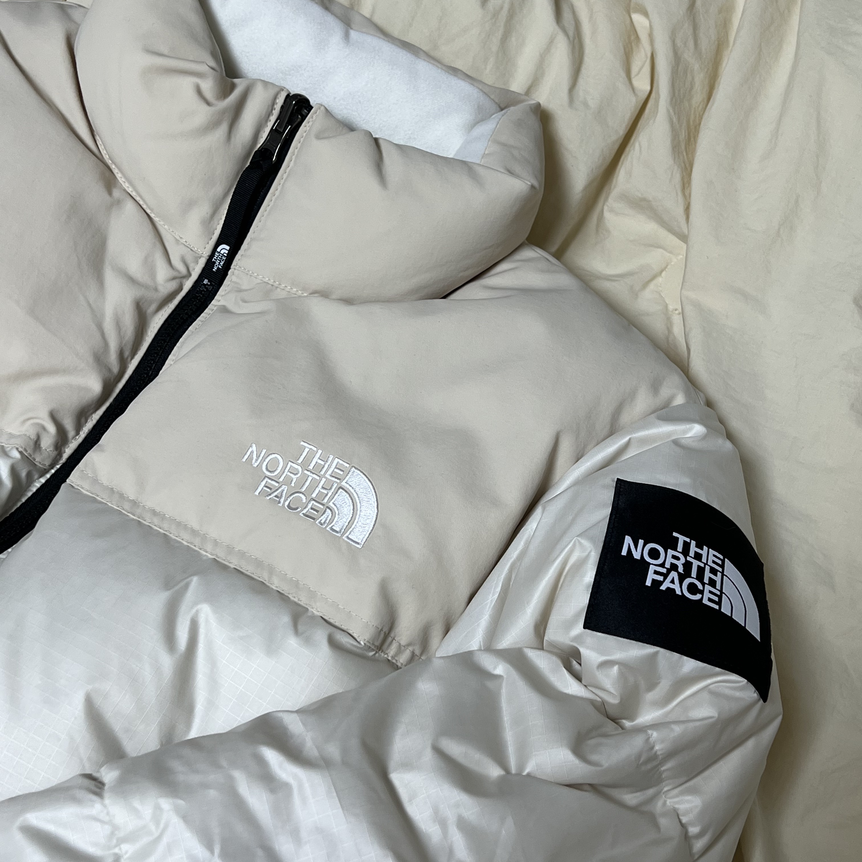 (W) The North Face White Label Novelty Nuptse Down Jacket Cream 착용 스타일