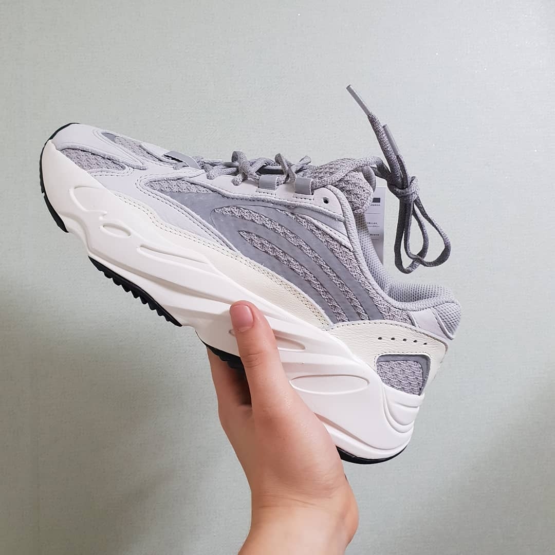 Adidas Yeezy Boost 700 V2 Static 2018 착용 스타일 - 2