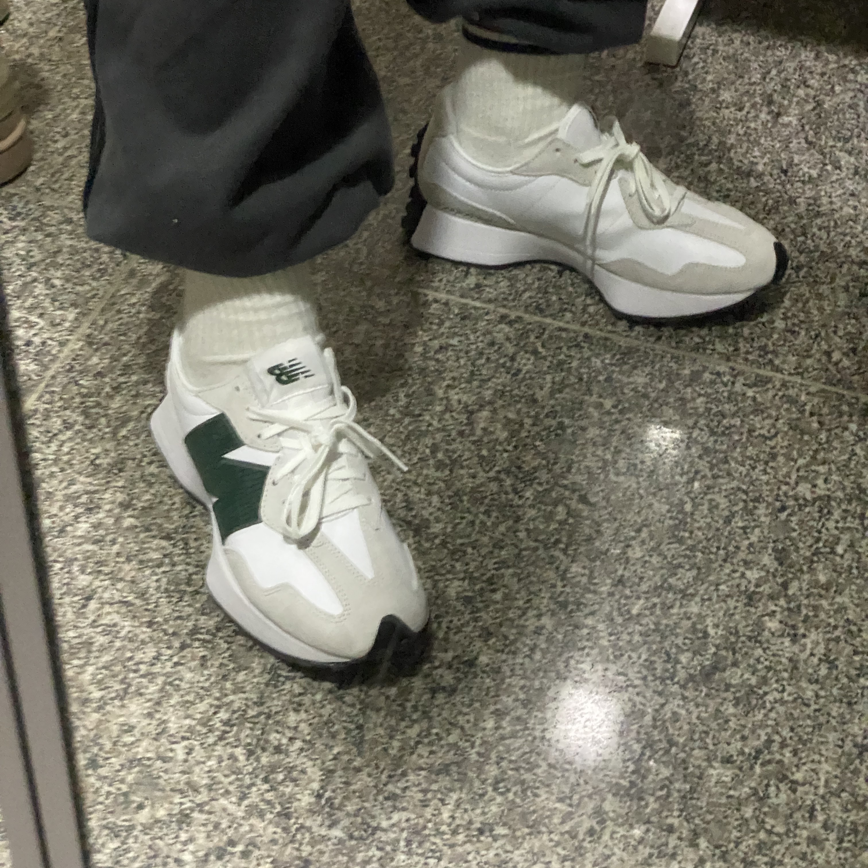 (W) New Balance 327 White Olive Green 착용 스타일 - 2