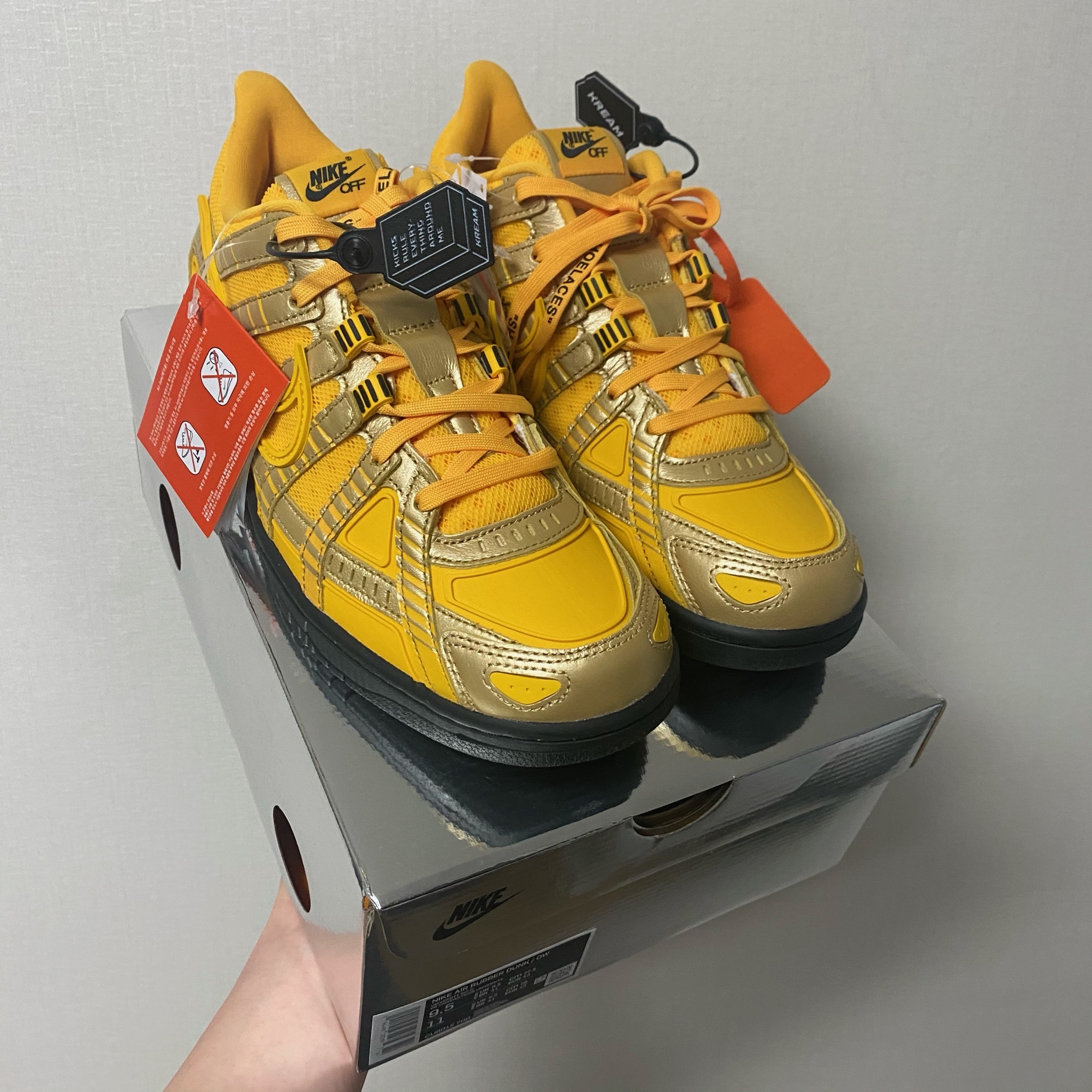 Nike x Off-White Air Rubber Dunk University Gold 착용 스타일 - 1