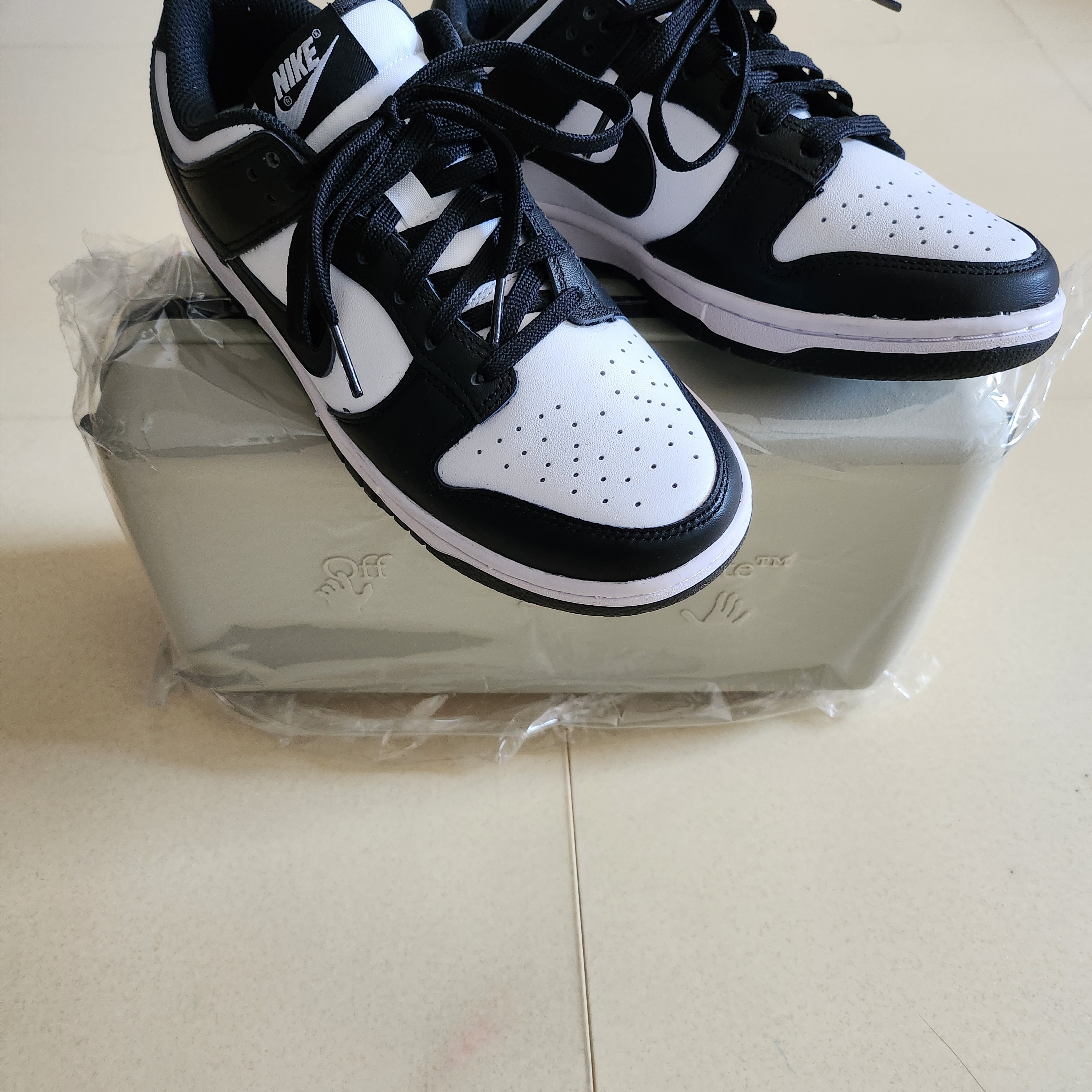 Off-White x Amore Pacific Protection Box (Without Cosmetics), (W) Nike Dunk Low Black 착용 스타일