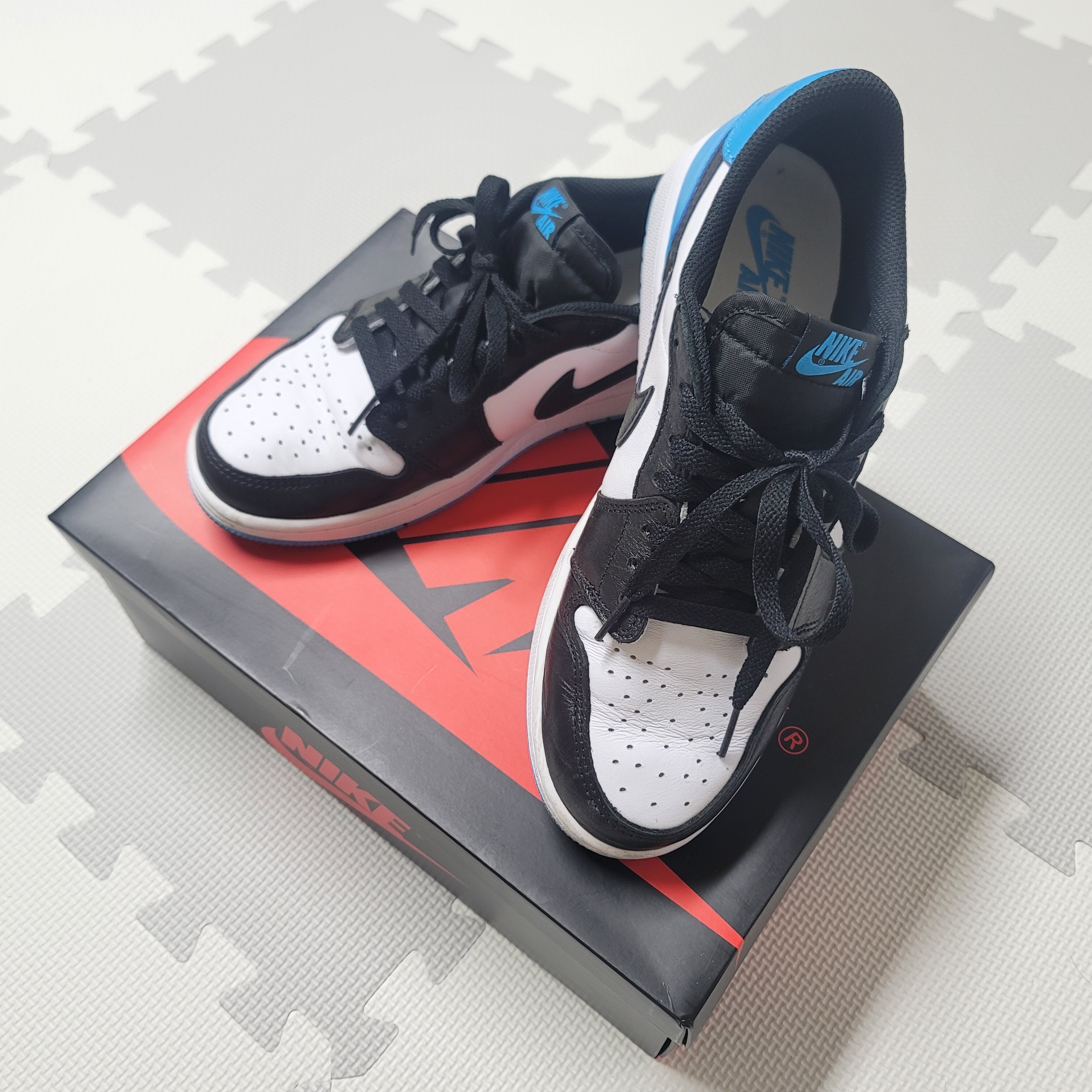 Jordan 1 Retro Low OG Black and Dark Powder Blue 착용 스타일 - 2