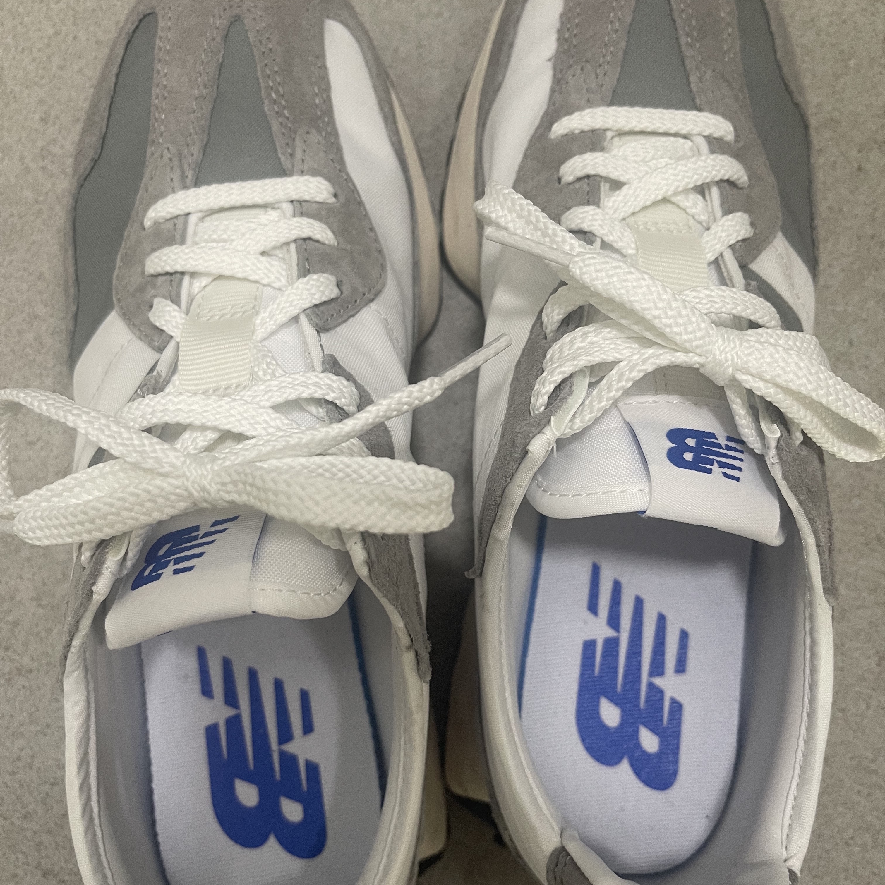 New Balance 327 Grey 착용 스타일