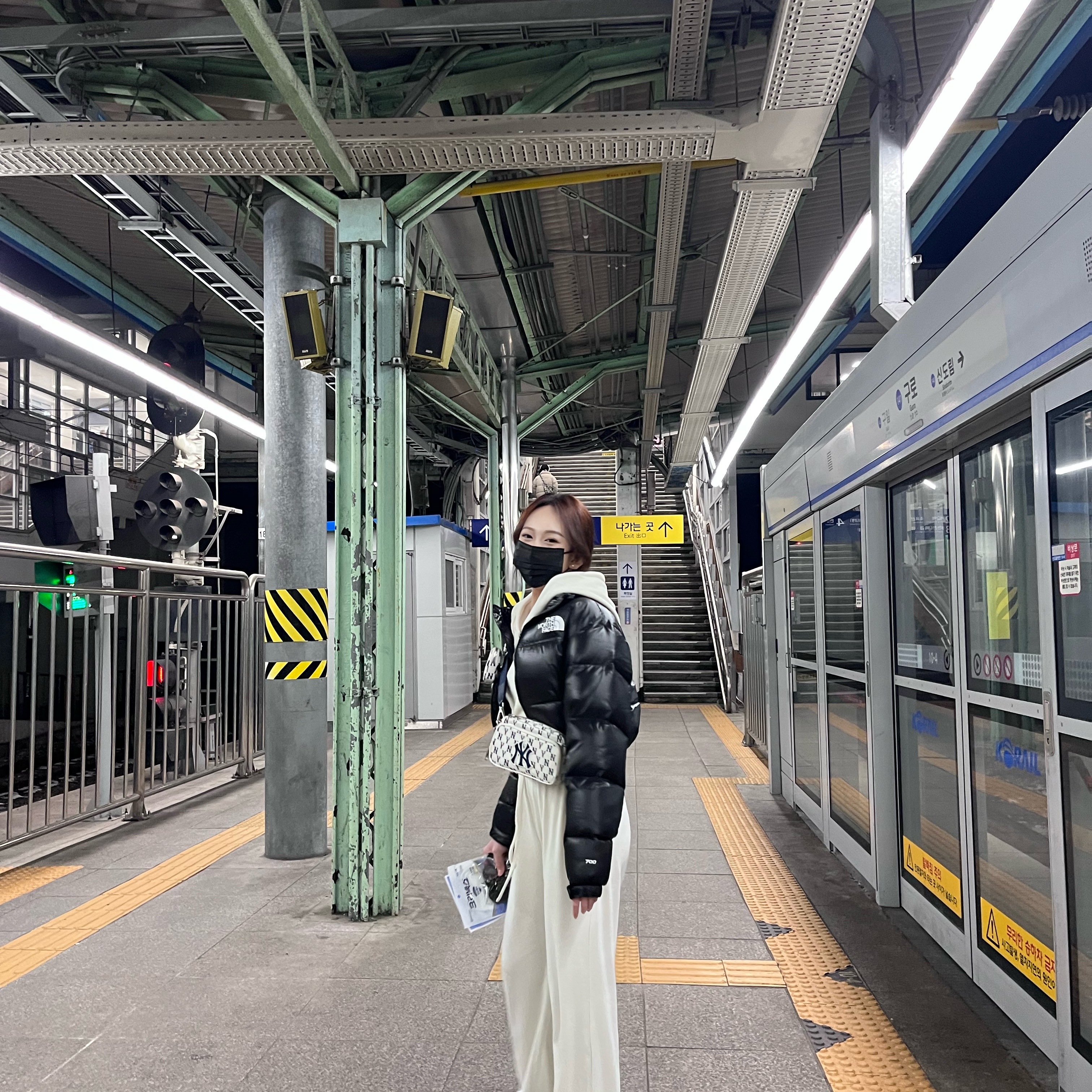 (W) The North Face Nuptse Short Jacket TNF Black 착용 스타일