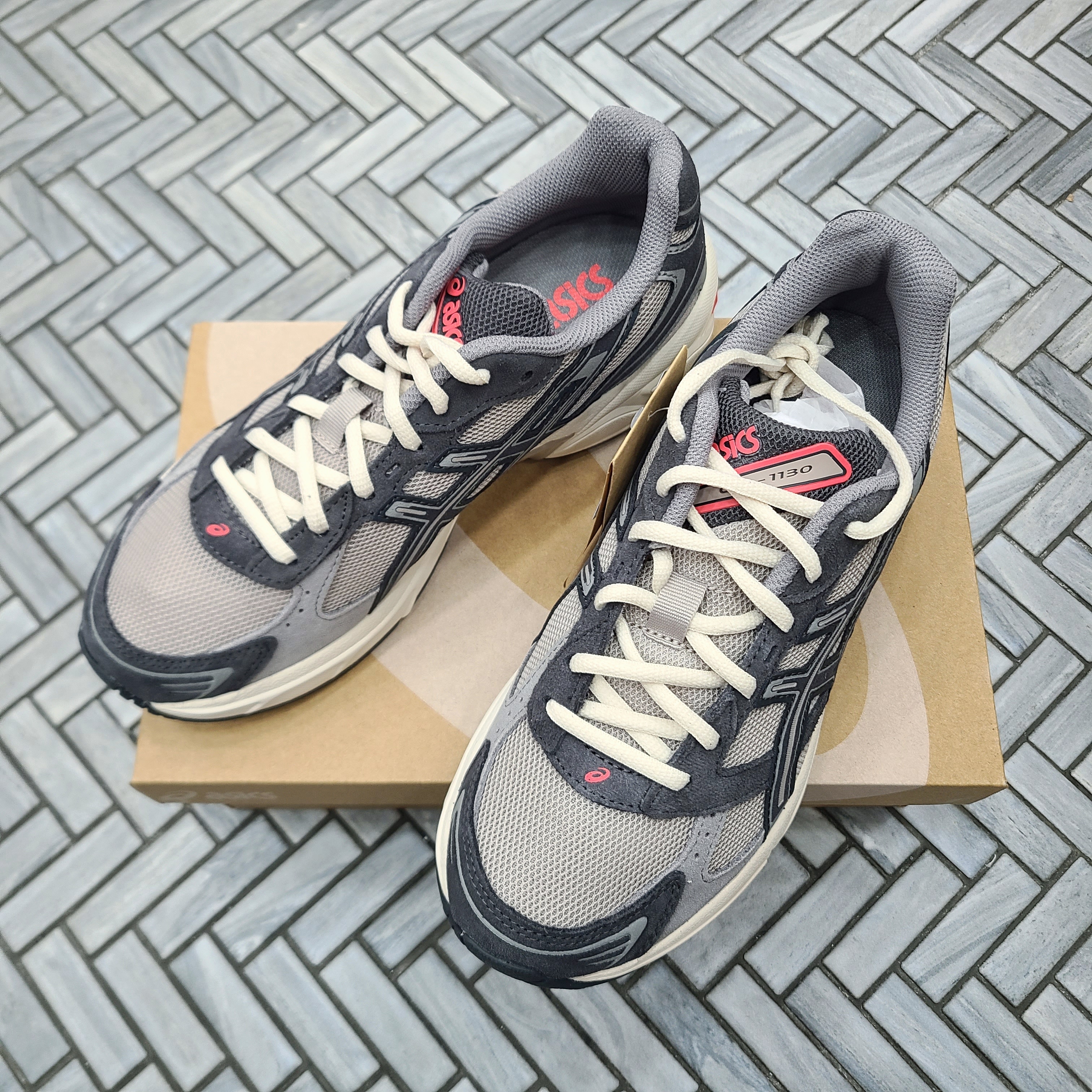 Asics Gel-1130 Moonrock Obsidian Grey 착용 스타일