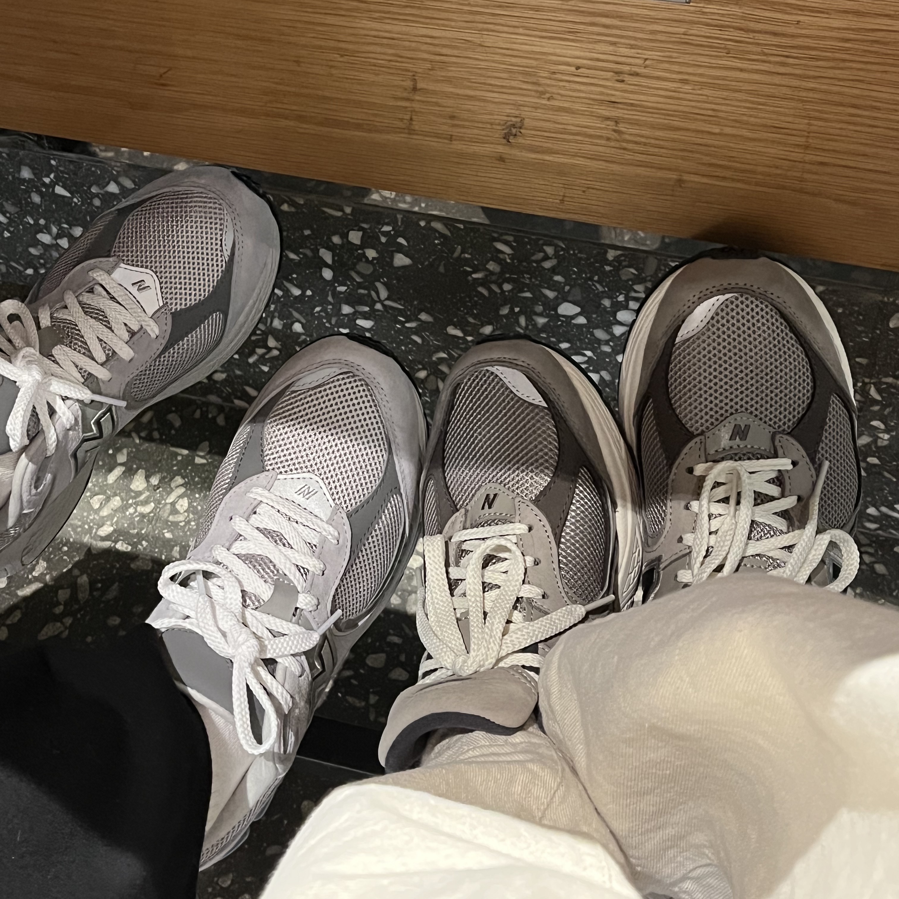 New Balance 2002 Warm Alpaca, New Balance 2002R T2 Gray 착용 스타일 - 4