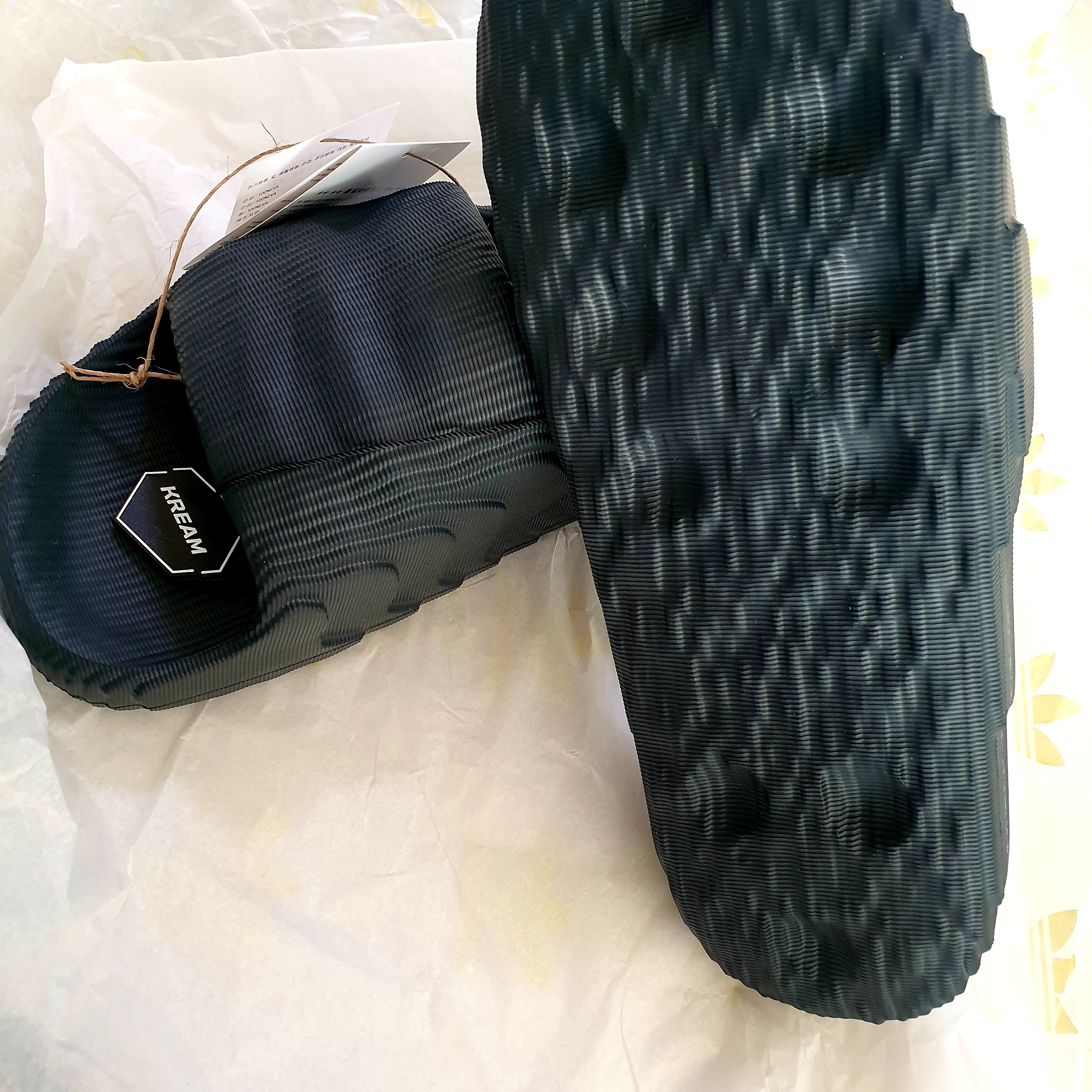 Adidas Adilette 22 Carbon 착용 스타일 - 4