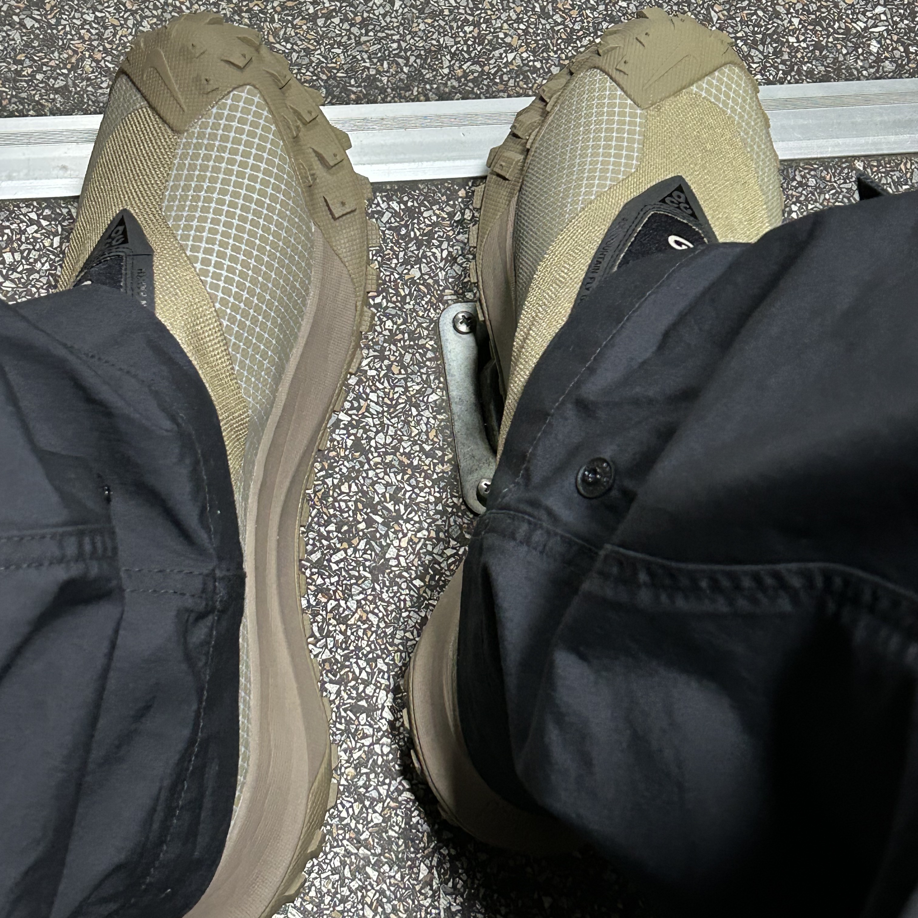 Nike ACG Mountain Fly Gore-Tex Khaki, Arc'teryx Zeta SL Jacket Black 착용 스타일 - 1