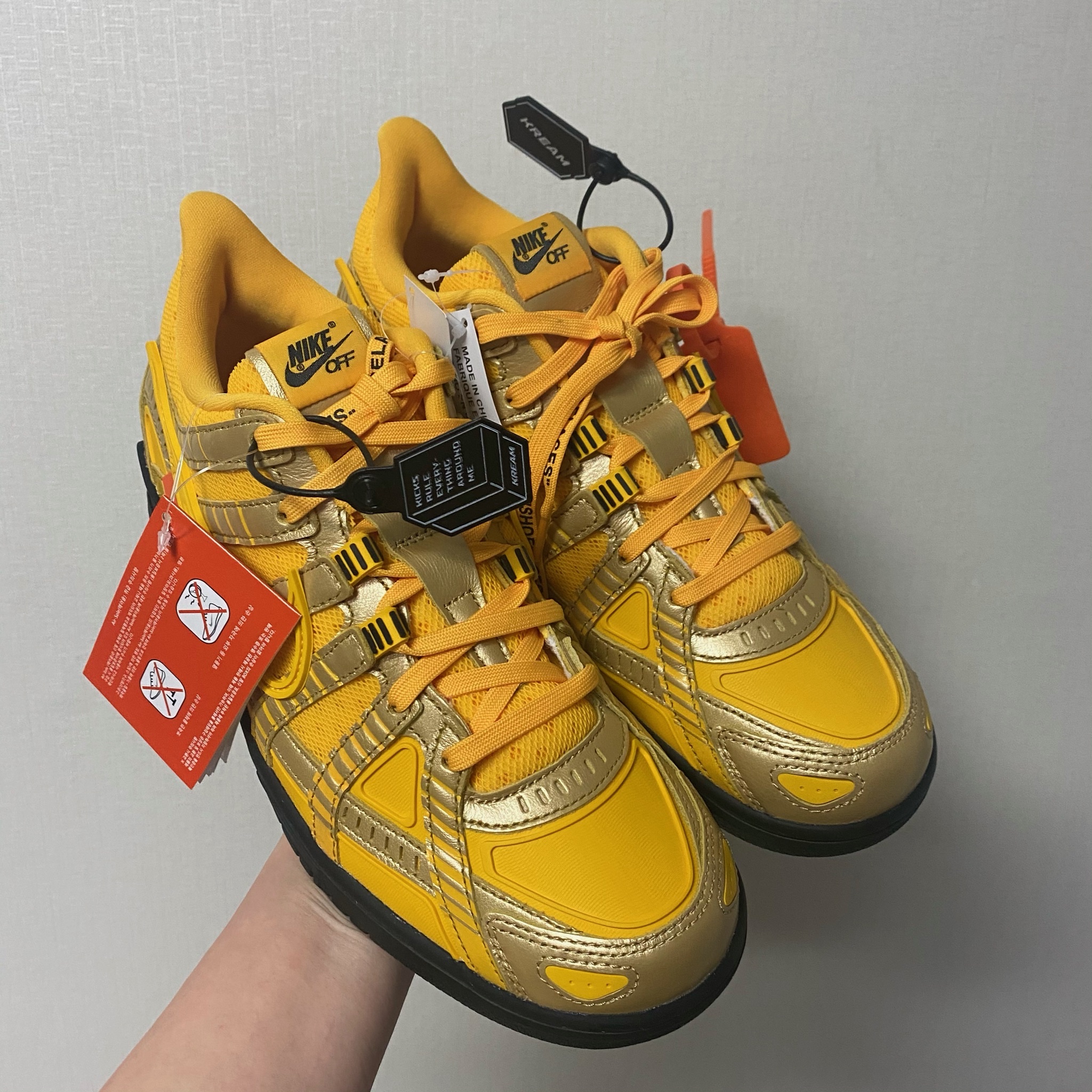 Nike x Off-White Air Rubber Dunk University Gold 착용 스타일 - 4
