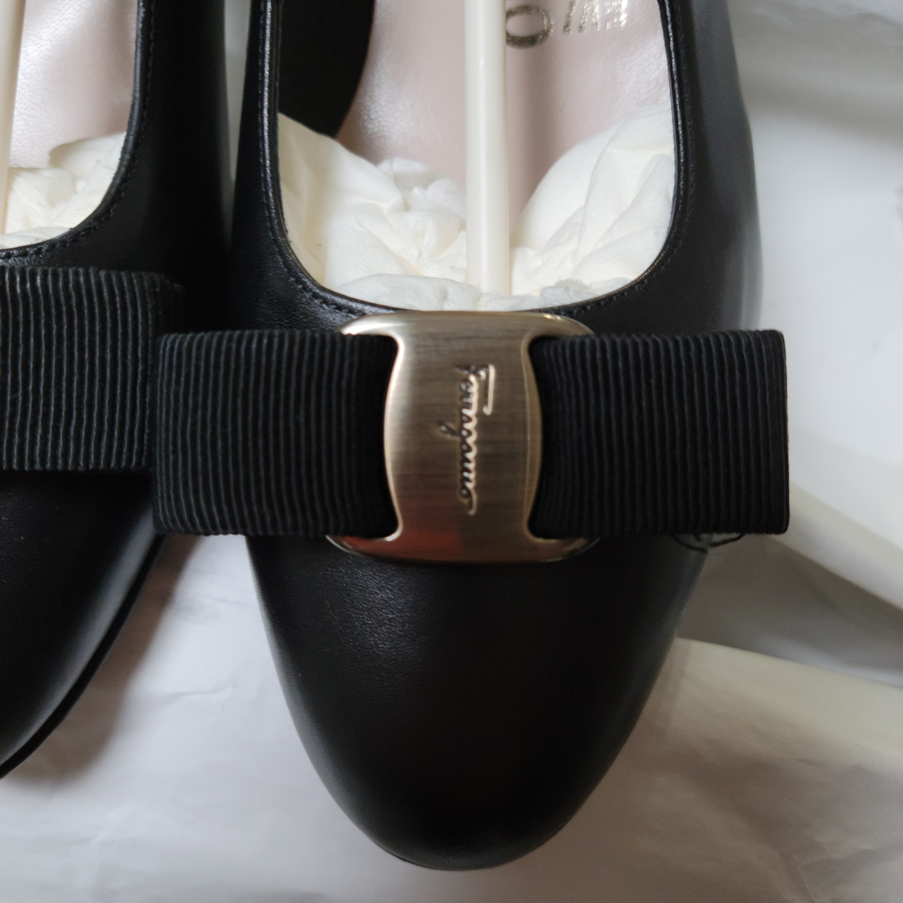(W) Ferragamo Vara Bow Pump Shoe Black - D 착용 스타일 - 4