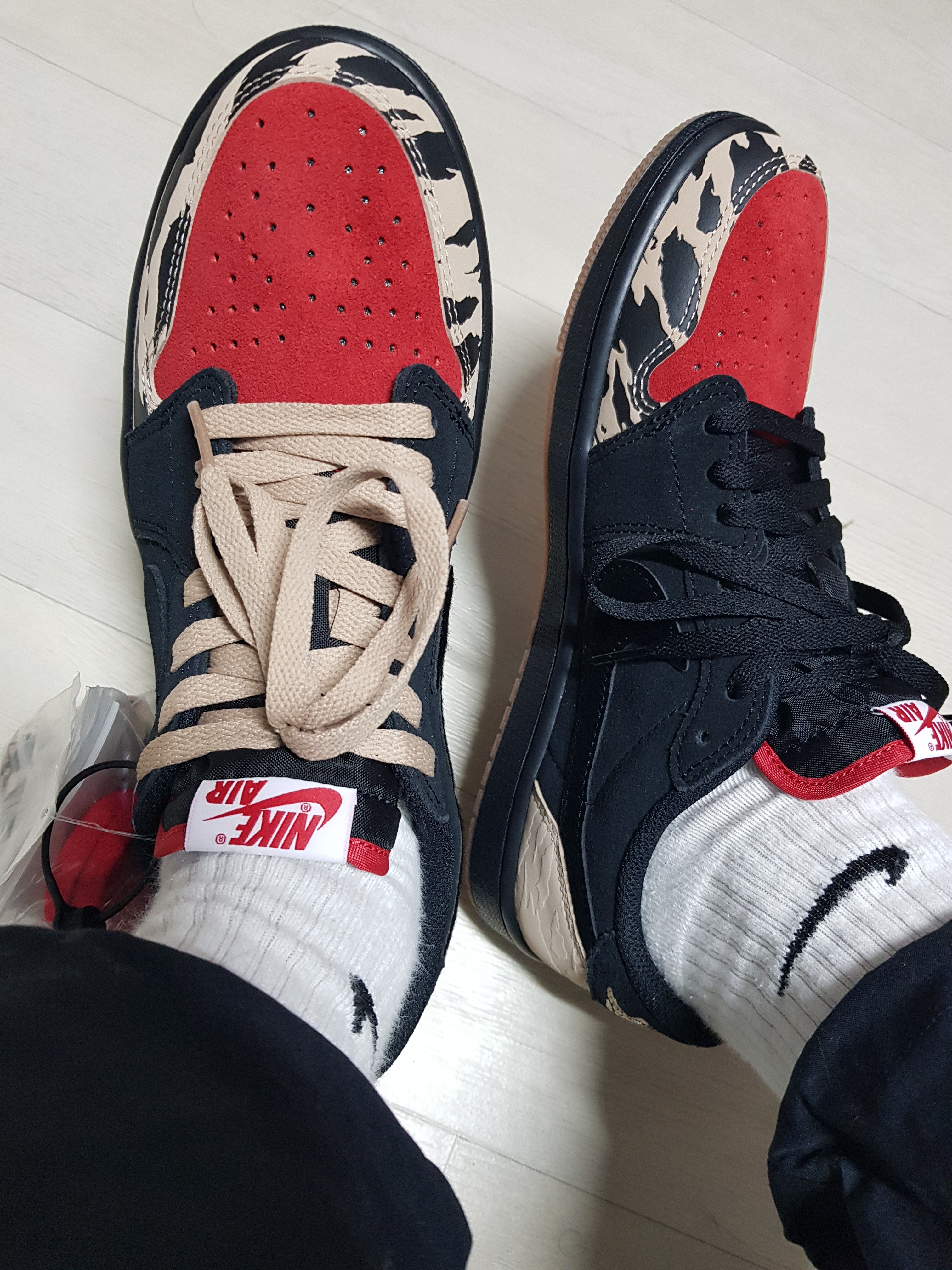Jordan 1 x SoleFly Retro Low OG SP Black and Sport Red 착용 스타일