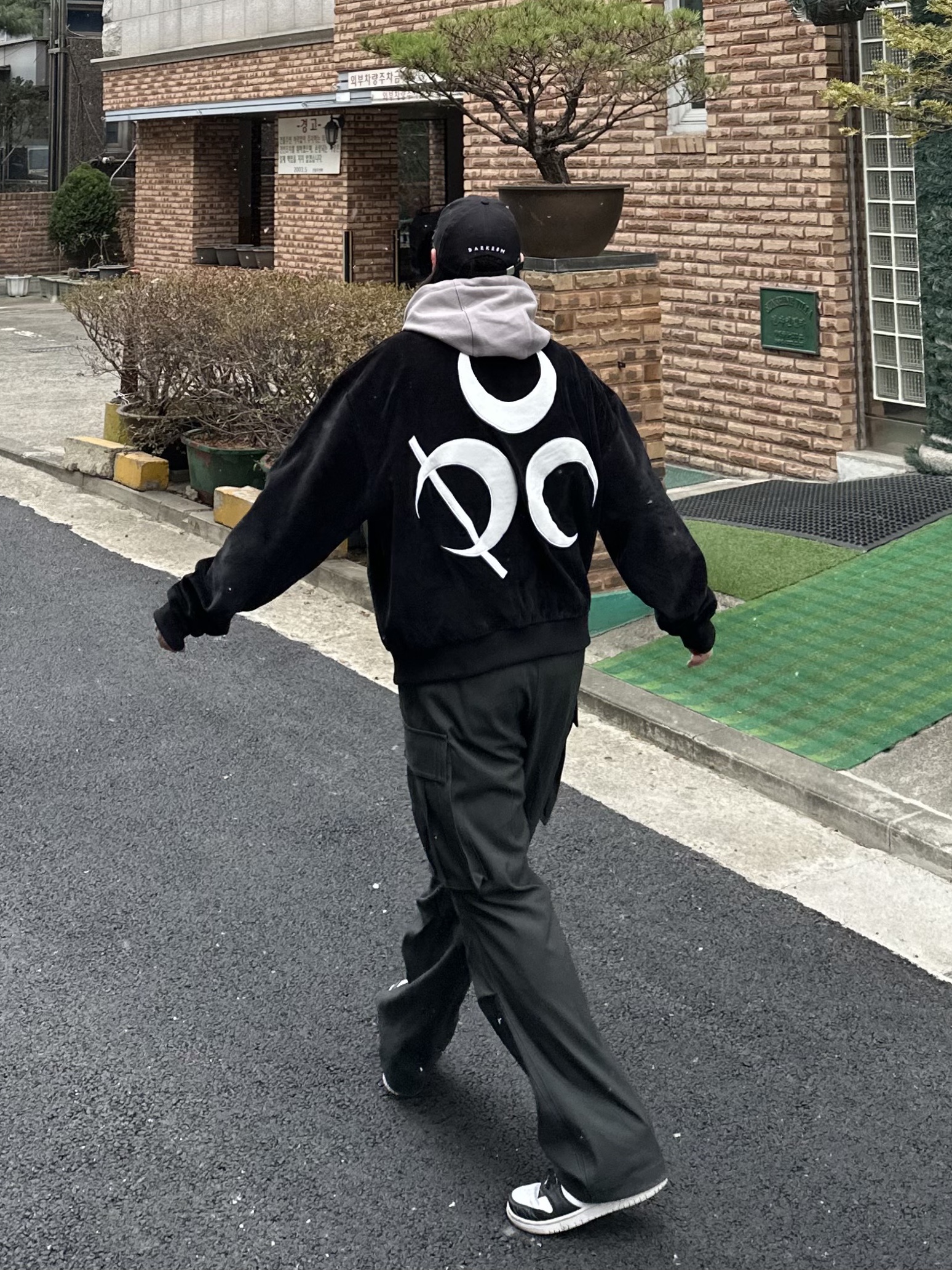 Darkr8m Studio White Logo Cap, Nike x Ambush Dunk High Black 착용 스타일 - 4