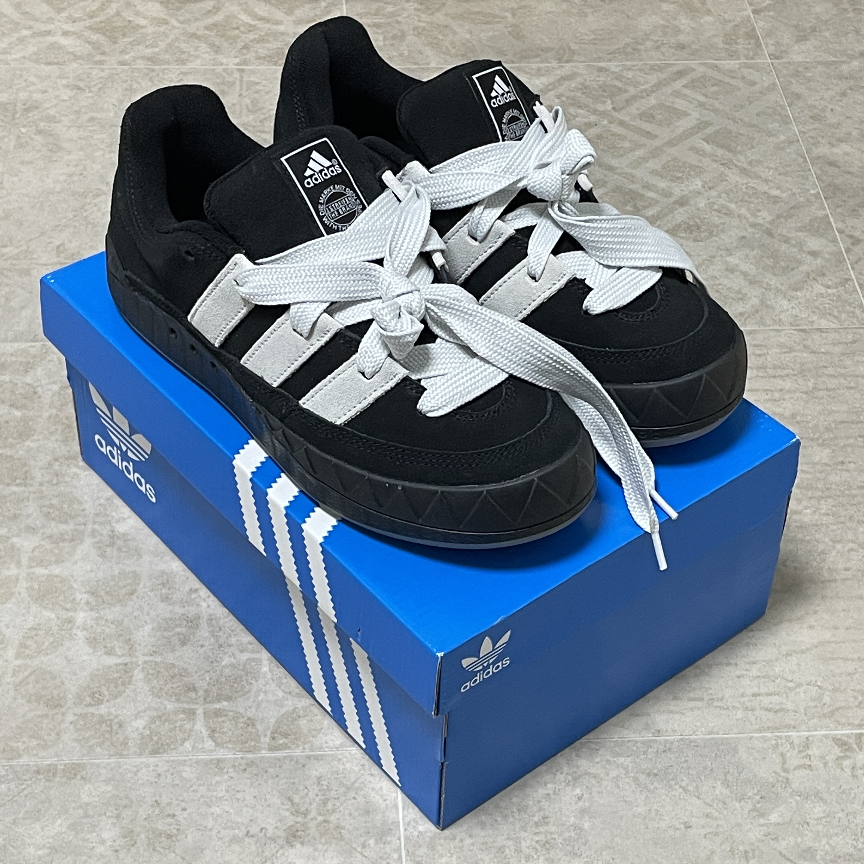 Adidas Adimatic Core Black Crystal White 착용 스타일 - 2