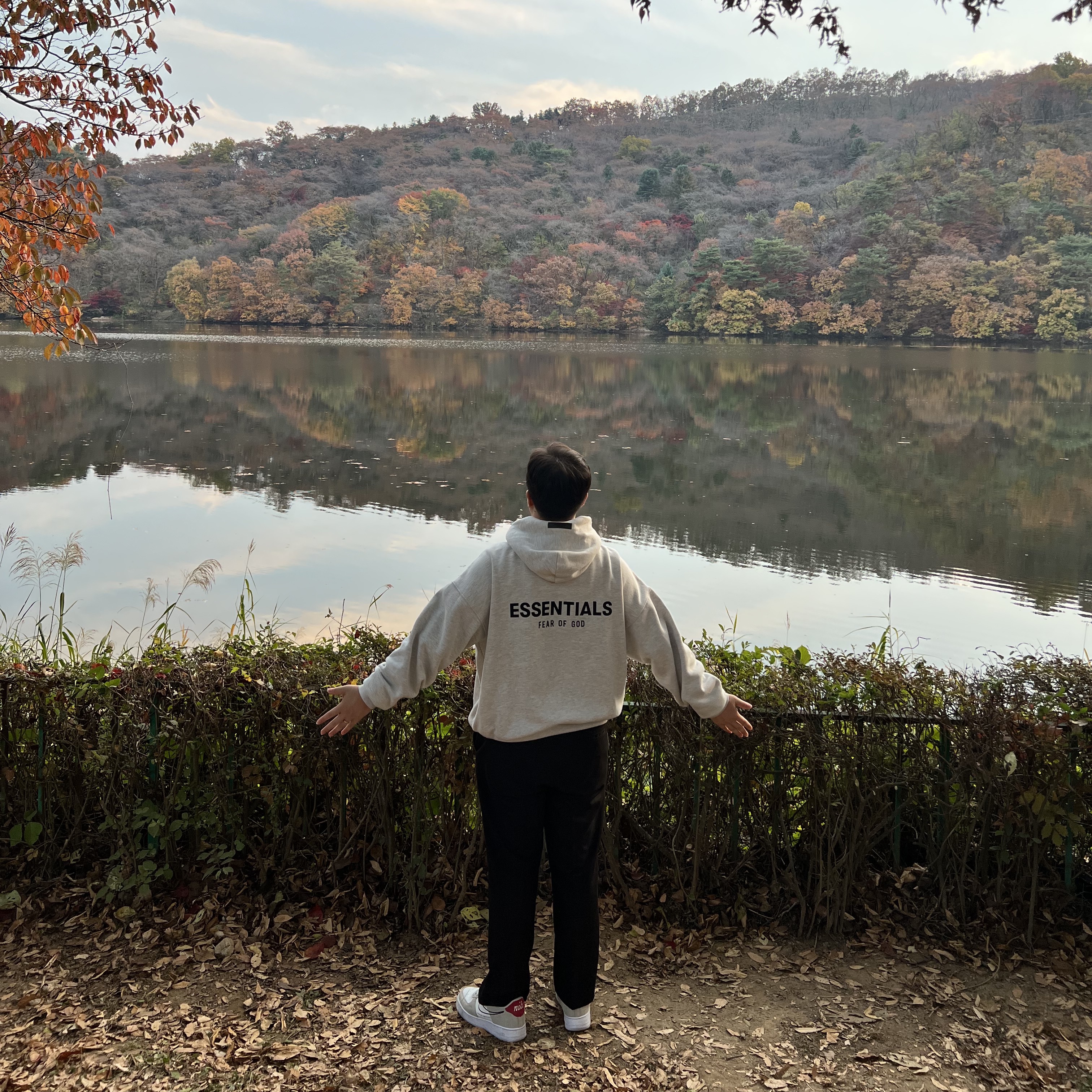 Essentials The Core Collection Hoodie Light Oatmeal, Nike Air Force 1 '07 SE First Use Light Stone 착용 스타일 - 1
