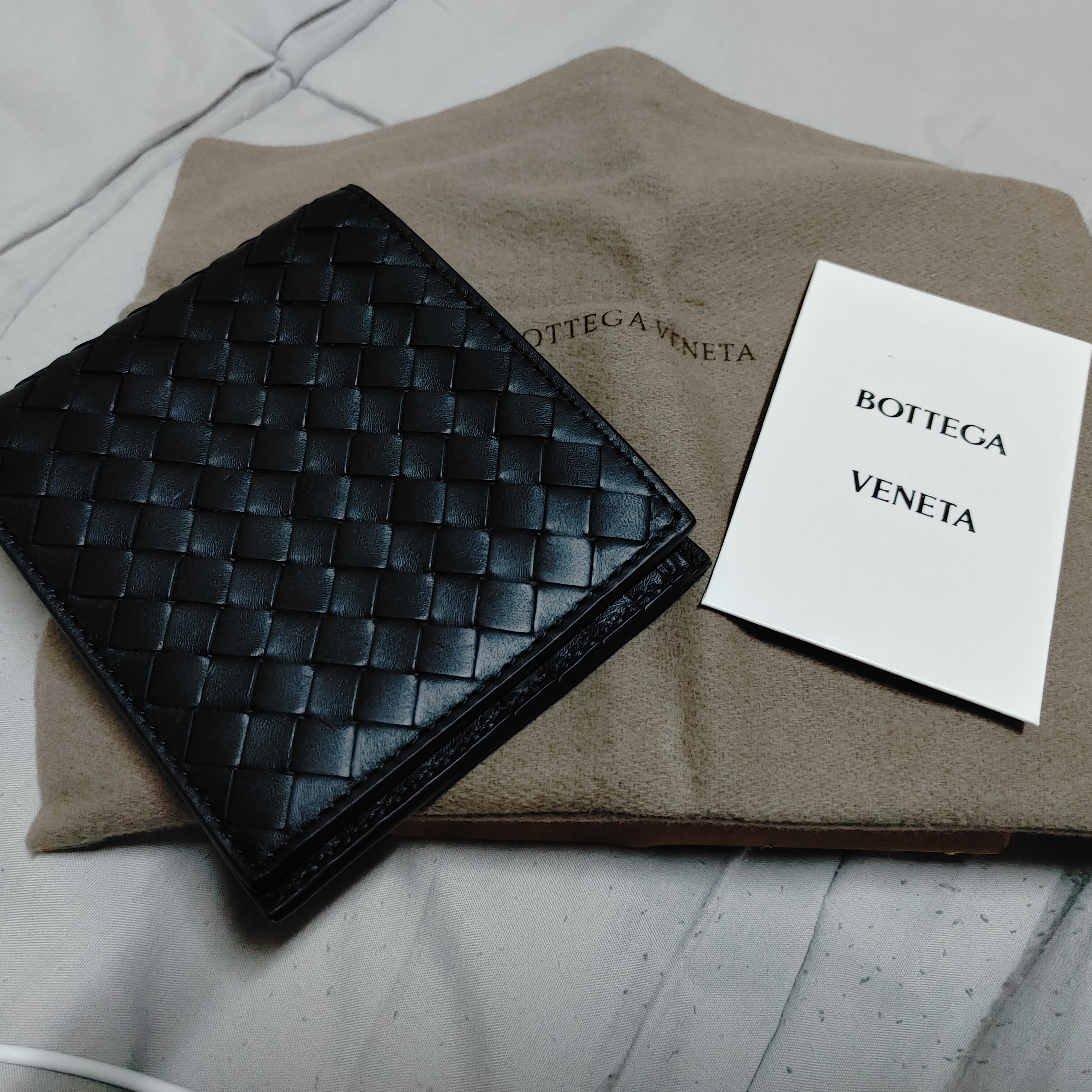 Bottega Veneta Bi-Fold Wallet Black 착용 스타일