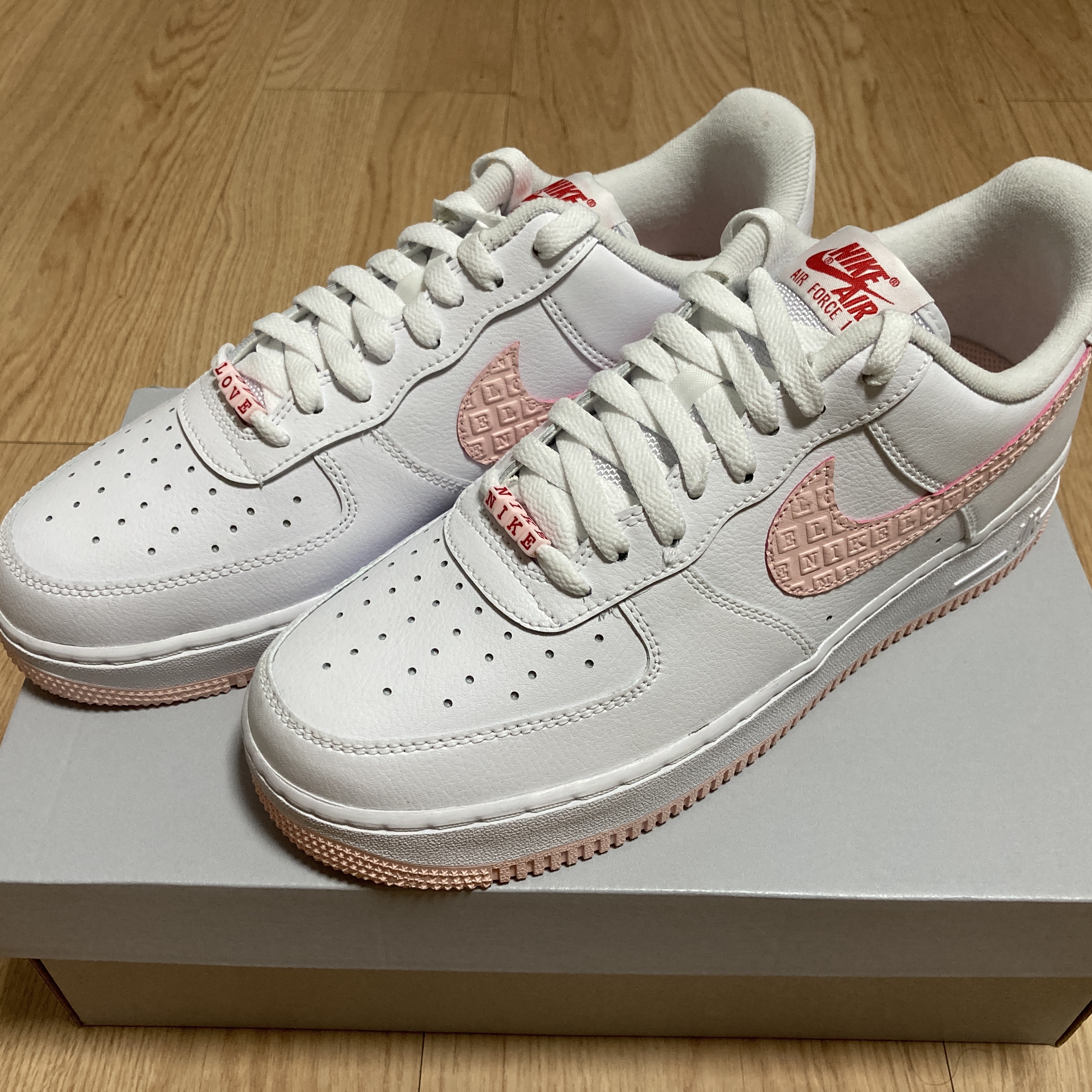 Nike Air Force 1 '07 Valentine's Day 2022 착용 스타일 - 1