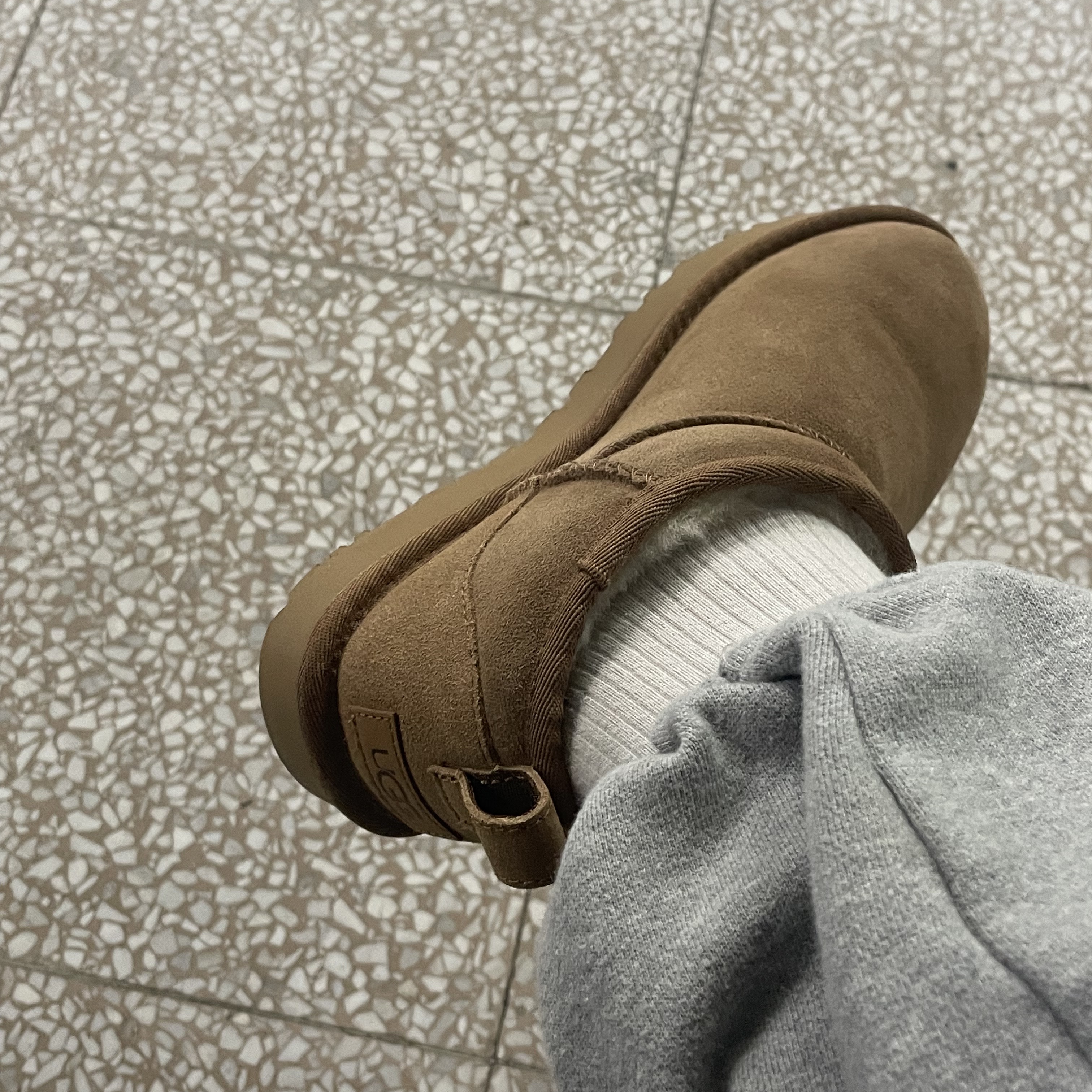 (W) UGG Classic Ultra Mini Boots Chestnut 착용 스타일 - 3