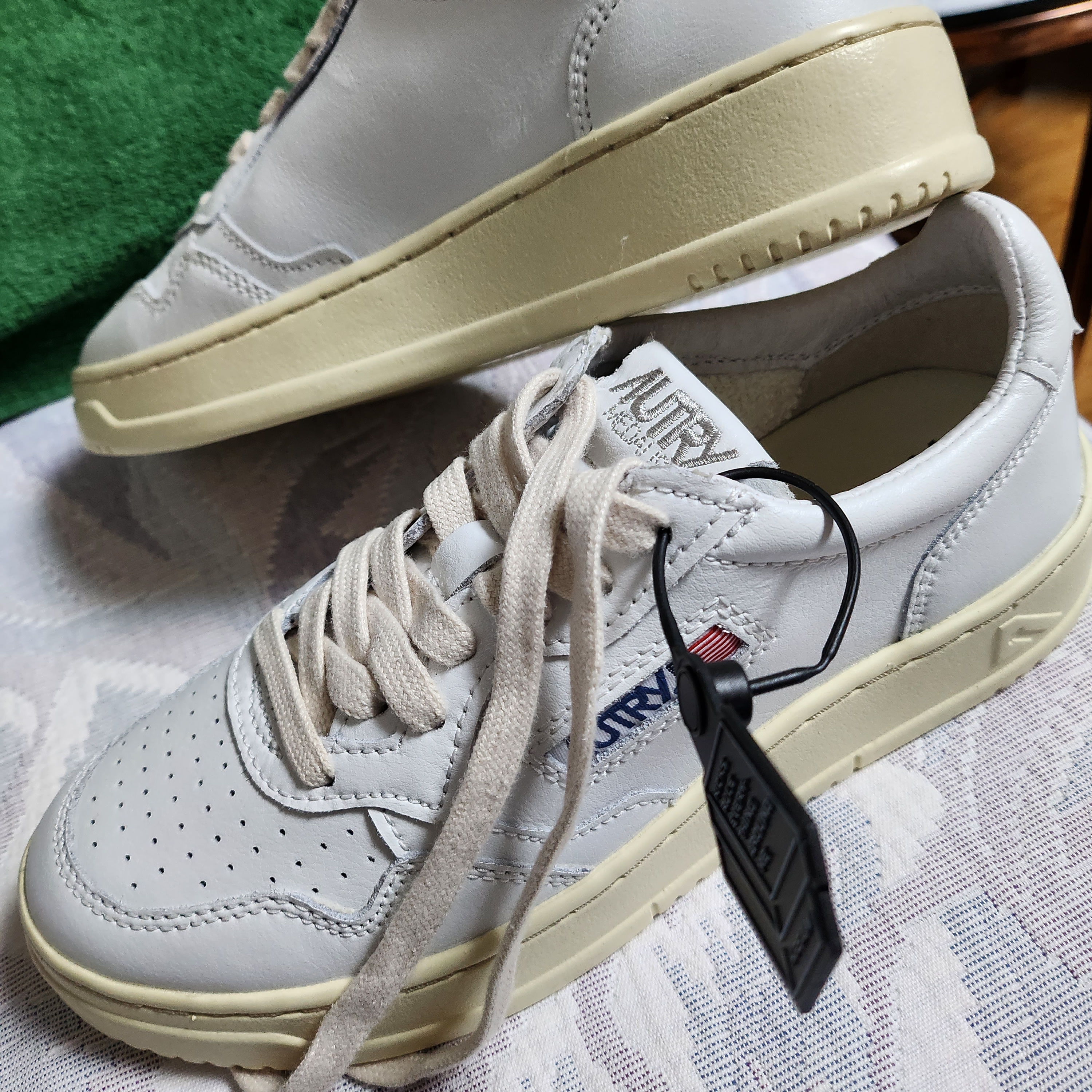 (W) Autry Medalist Low Leather Sneakers White 착용 스타일