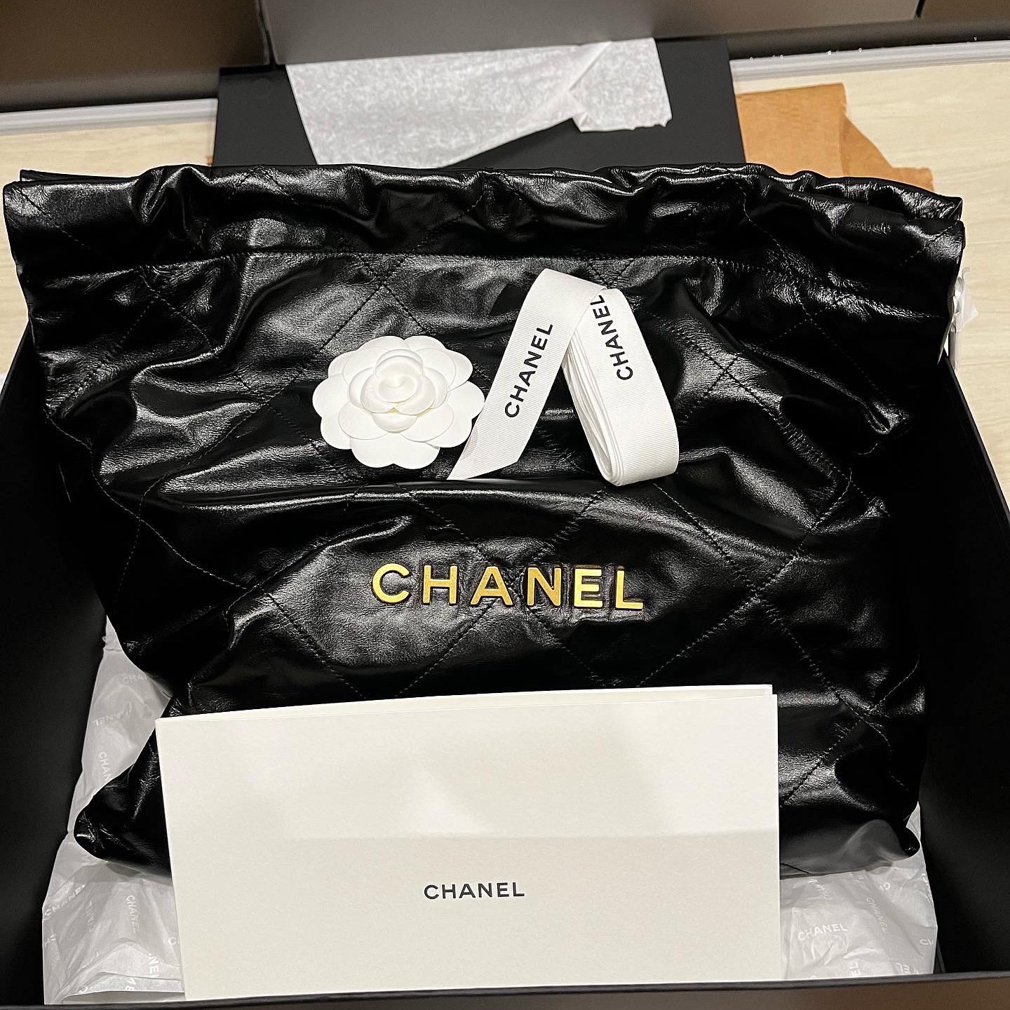 Chanel 22 Medium Handbag Shiny Calfskin & Gold Black 착용 스타일 - 4