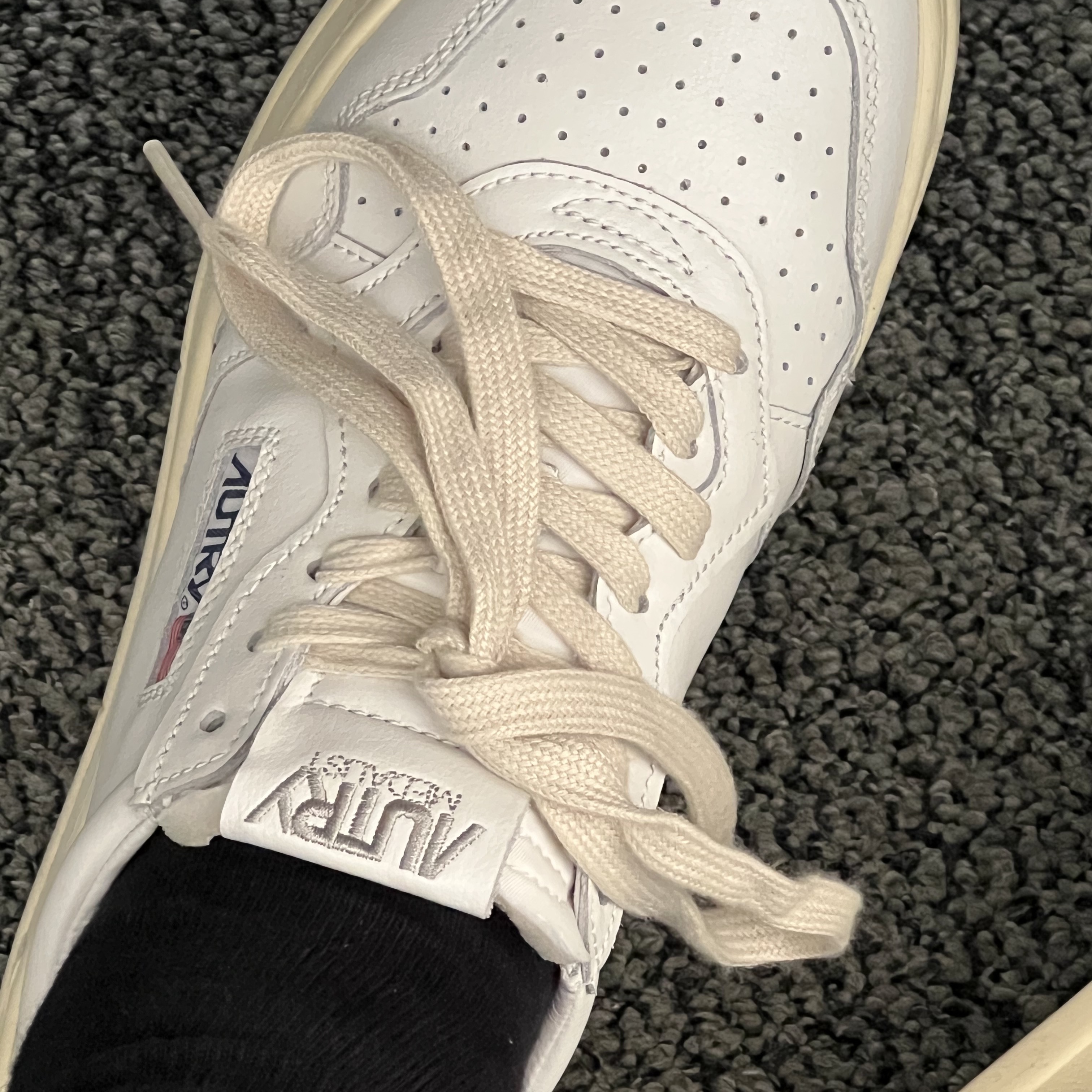 (W) Autry Medalist Low Leather Sneakers White Silver 착용 스타일