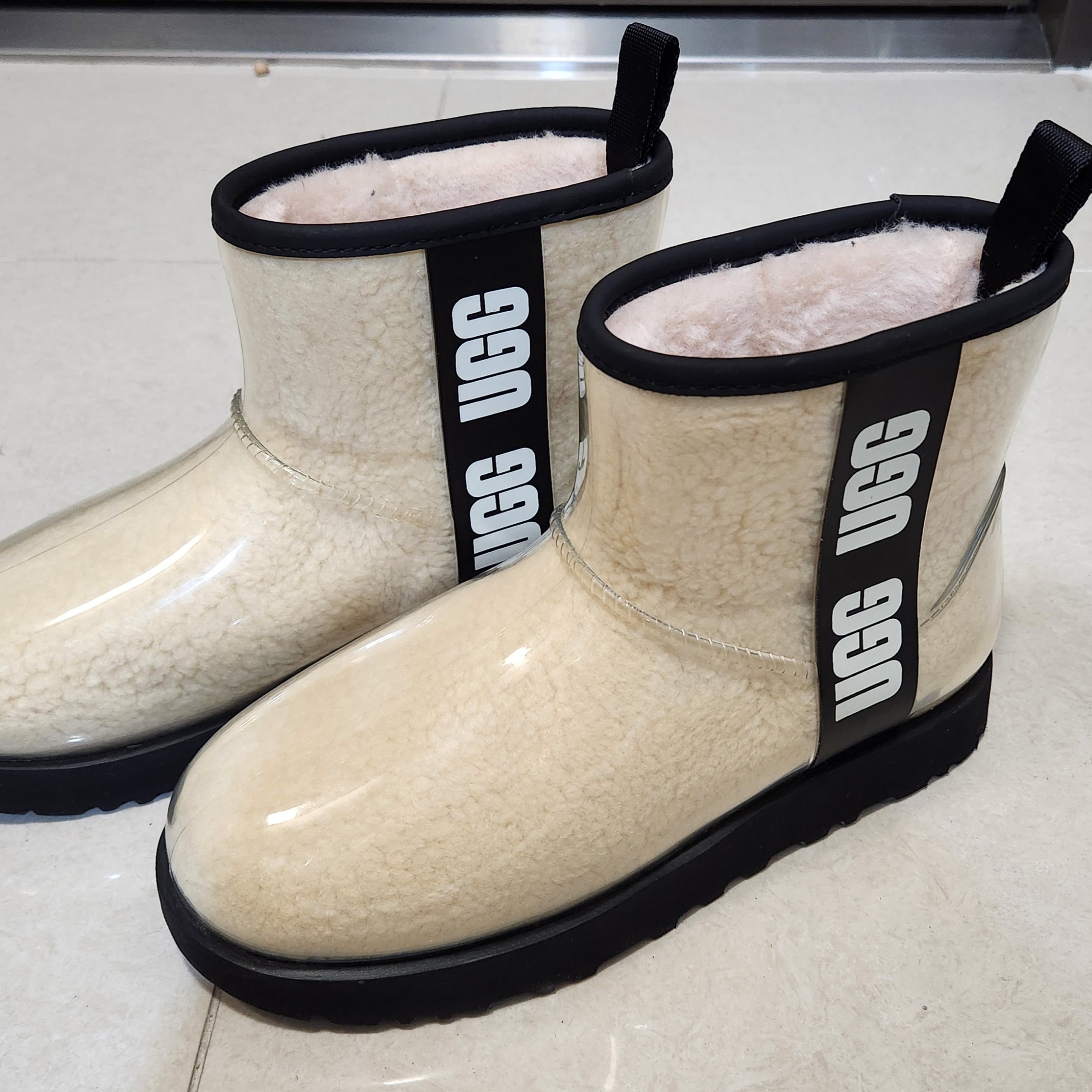 (W) UGG Classic Clear Mini Boots Natural Black 착용 스타일
