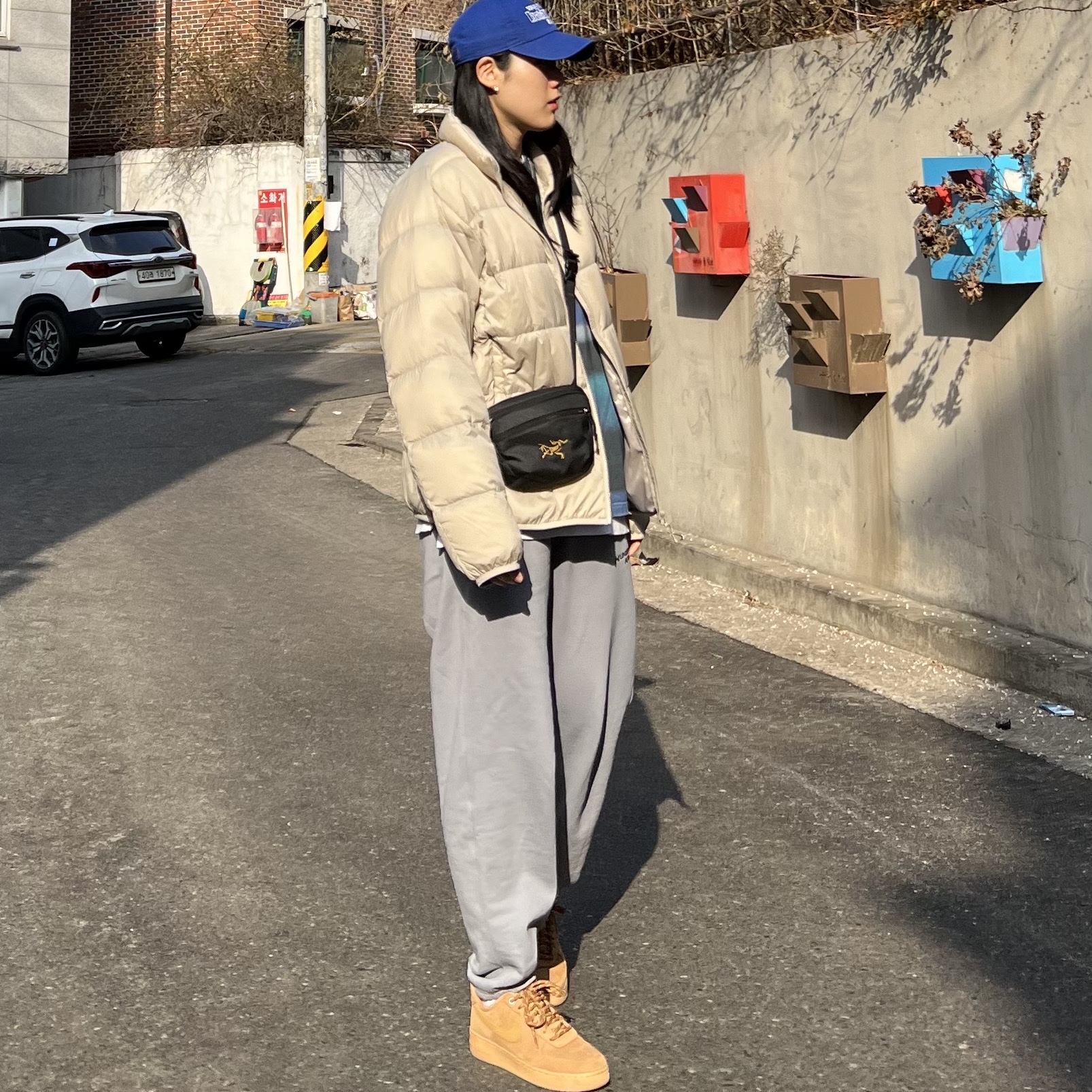 Arc'teryx Mantis 1 Waistpack Black, Nike Air Force 1 '07 WB Flax 착용 스타일 - 1