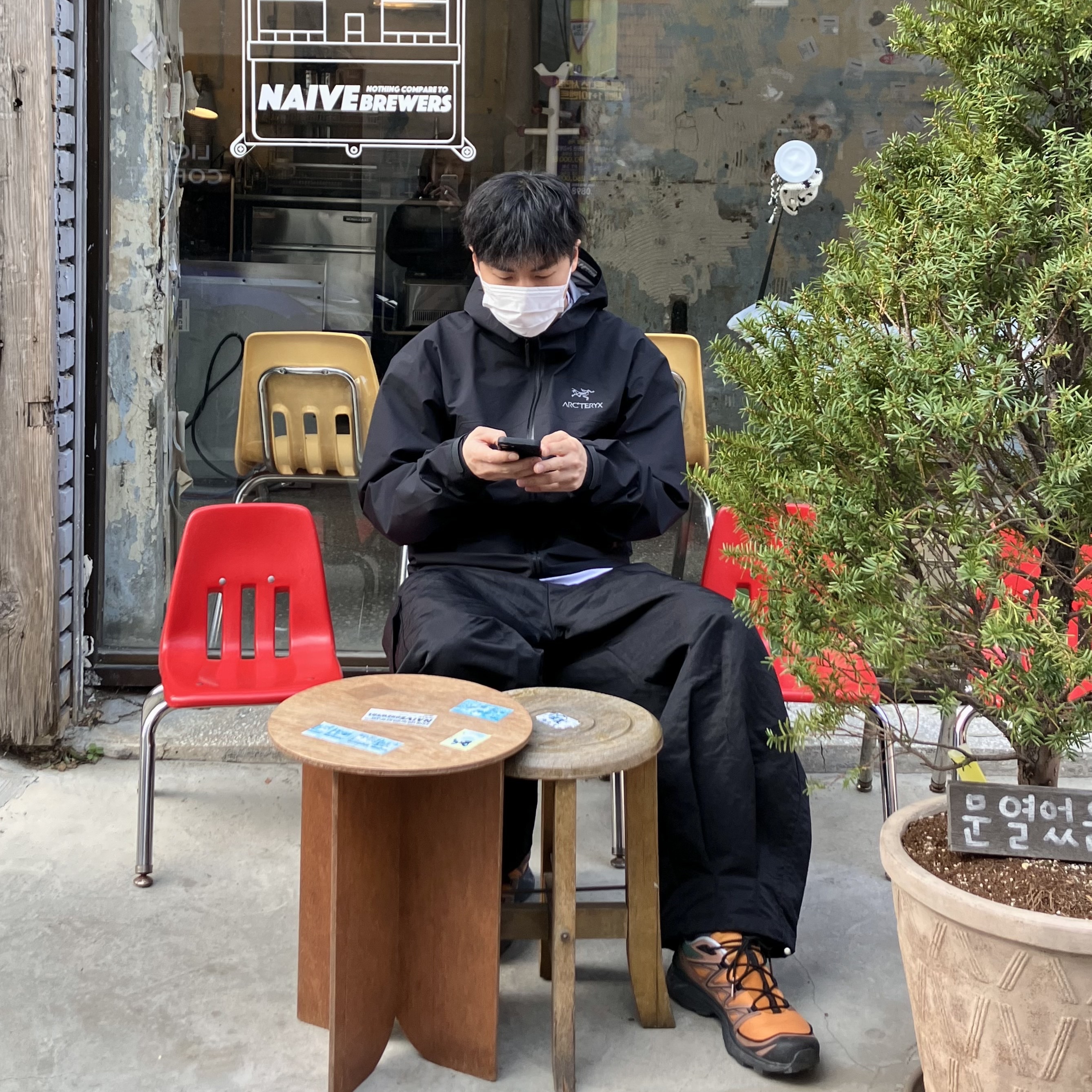 Arc'teryx Beta Jacket Black, Salomon XT-6 Expanse 75th Anniversary Golden Oak Acorn 착용 스타일