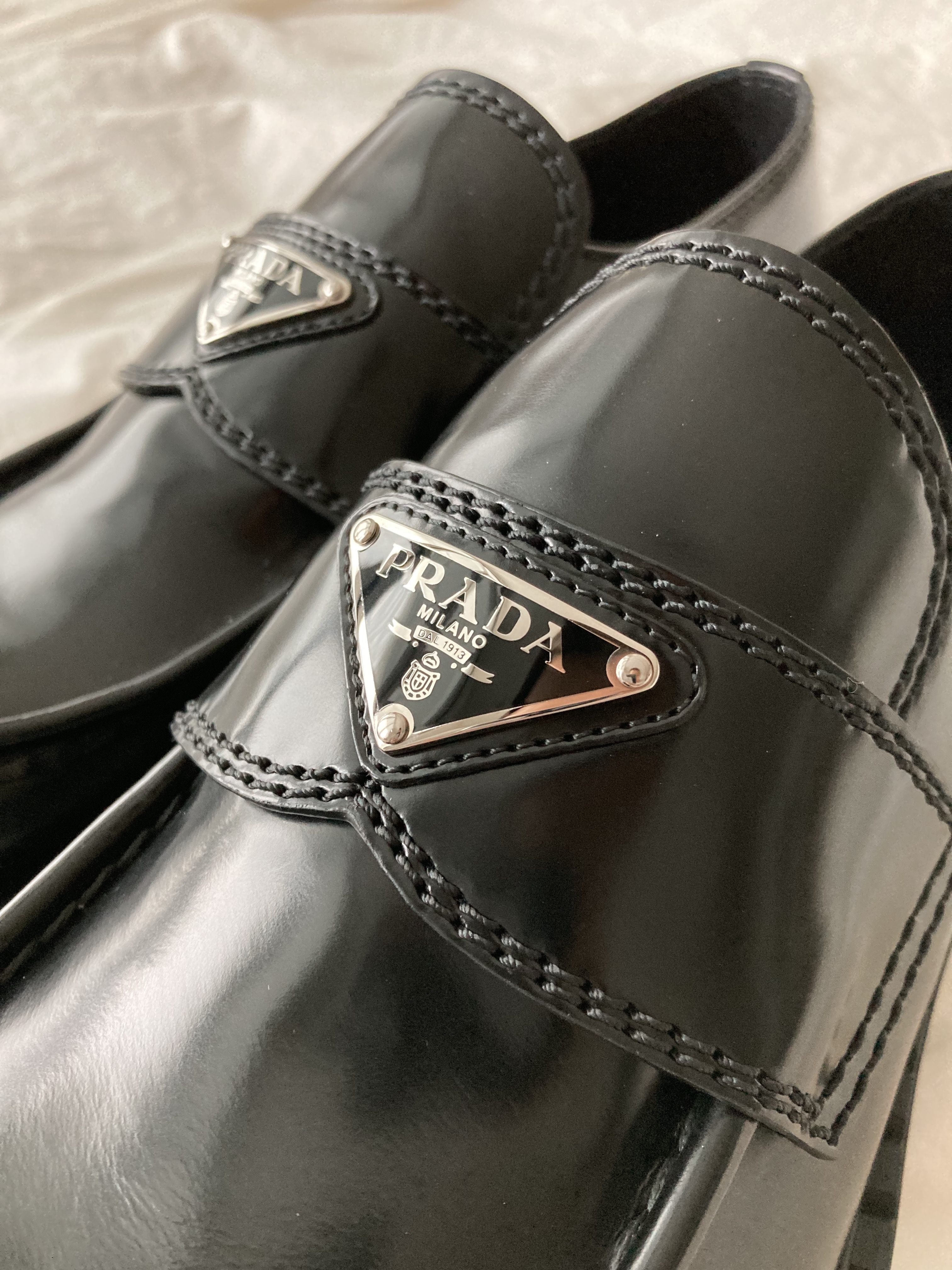 Prada Chocolate Brushed Leather Loafers Black 착용 스타일 - 2