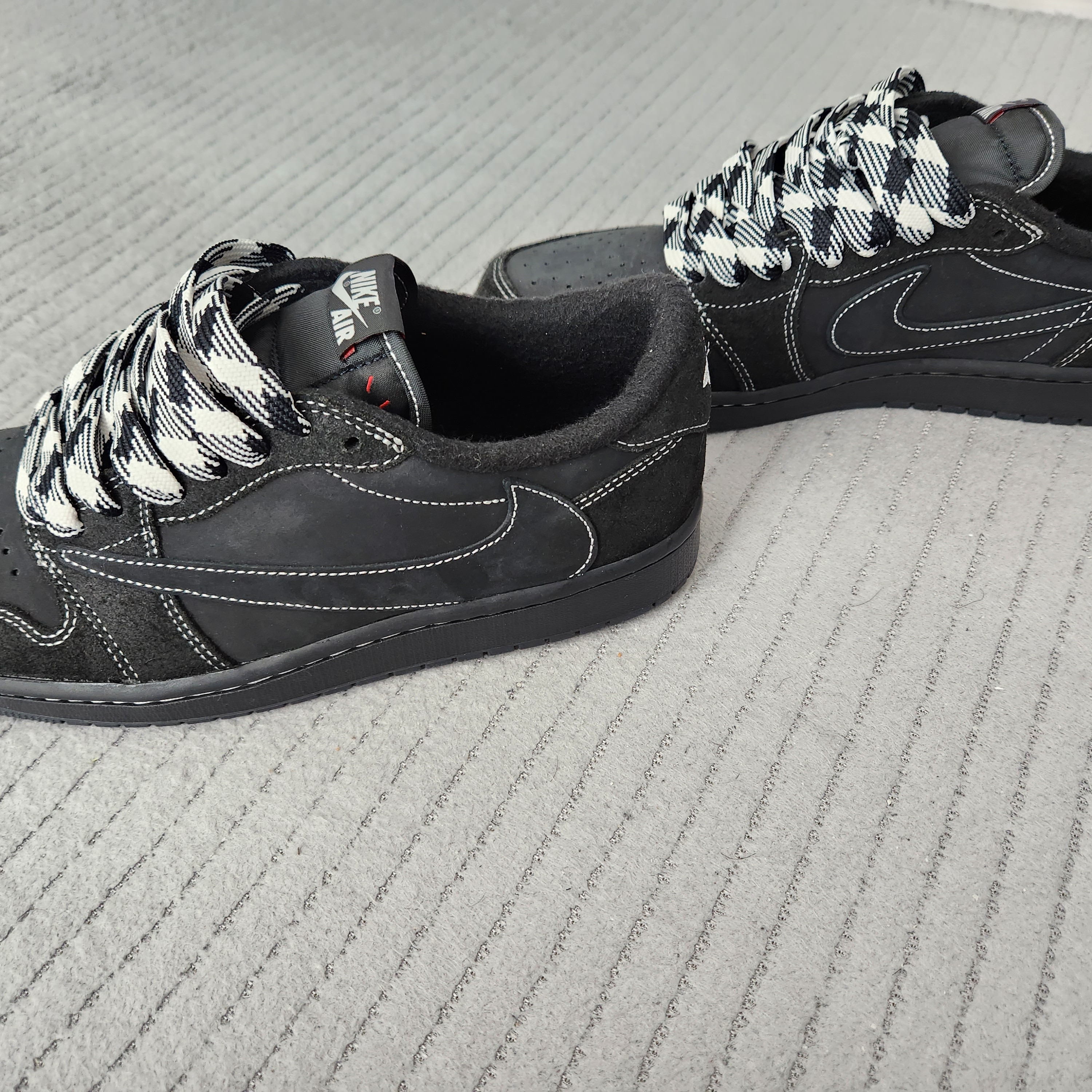 Jordan 1 x Travis Scott Retro Low OG SP Black Phantom 착용 스타일