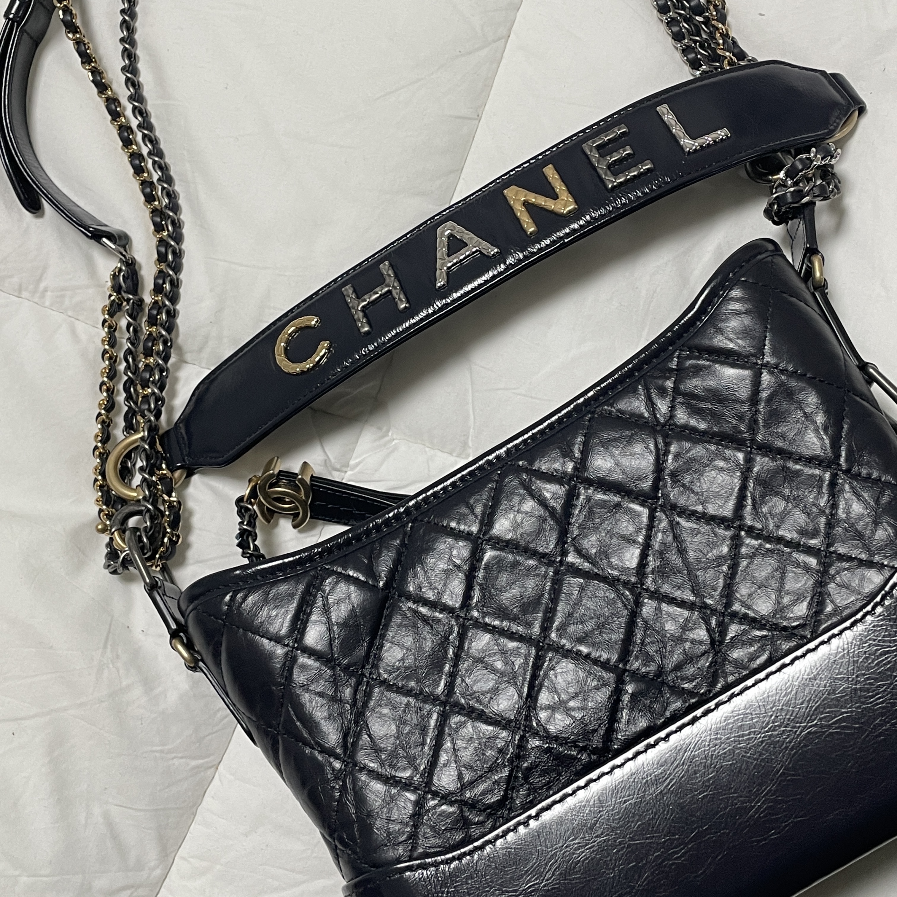 Chanel Gabrielle Hobo Bag Aged Calfskin & Gold Black 착용 스타일