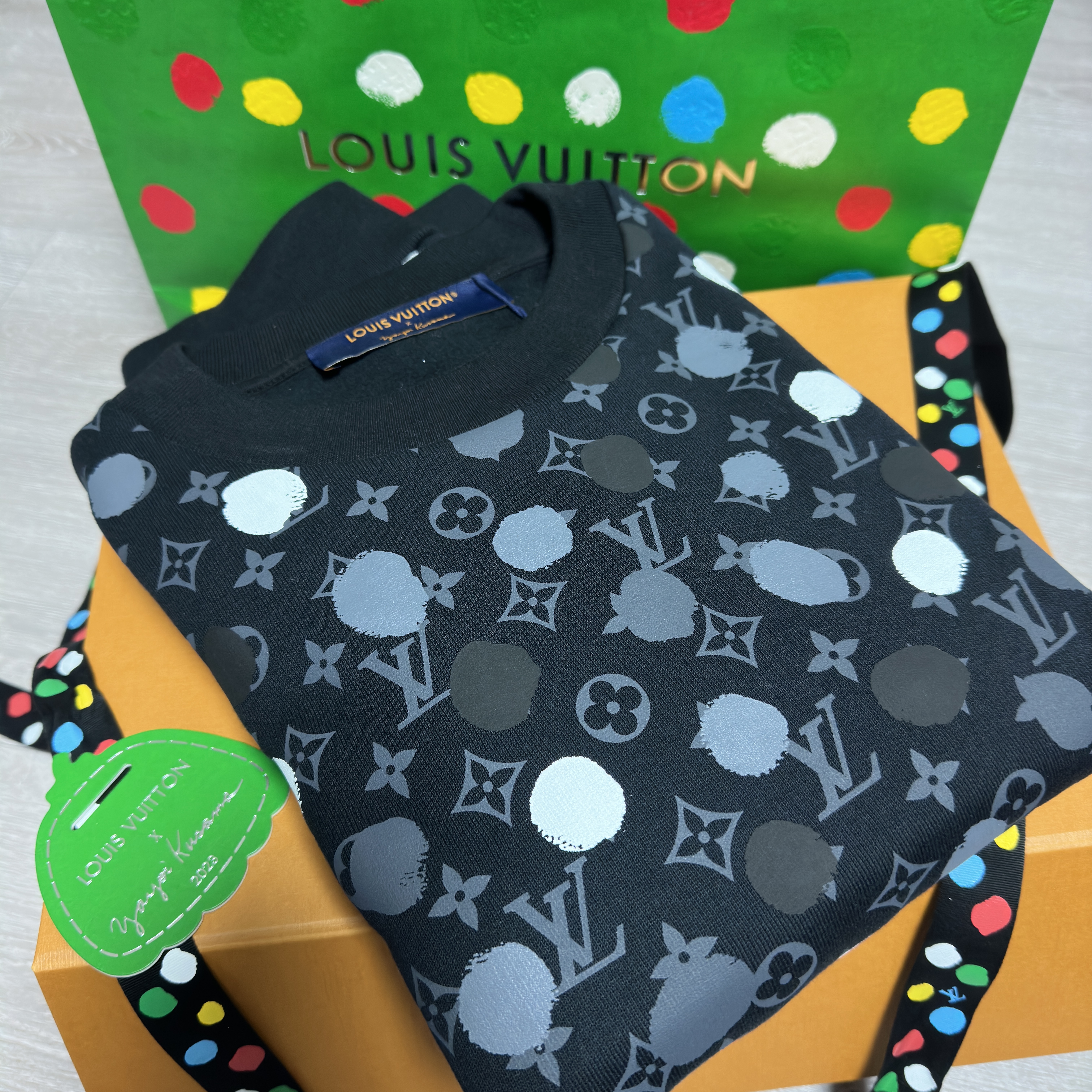 Louis Vuitton x YK Painted Dots Printed Crewneck Black 착용 스타일