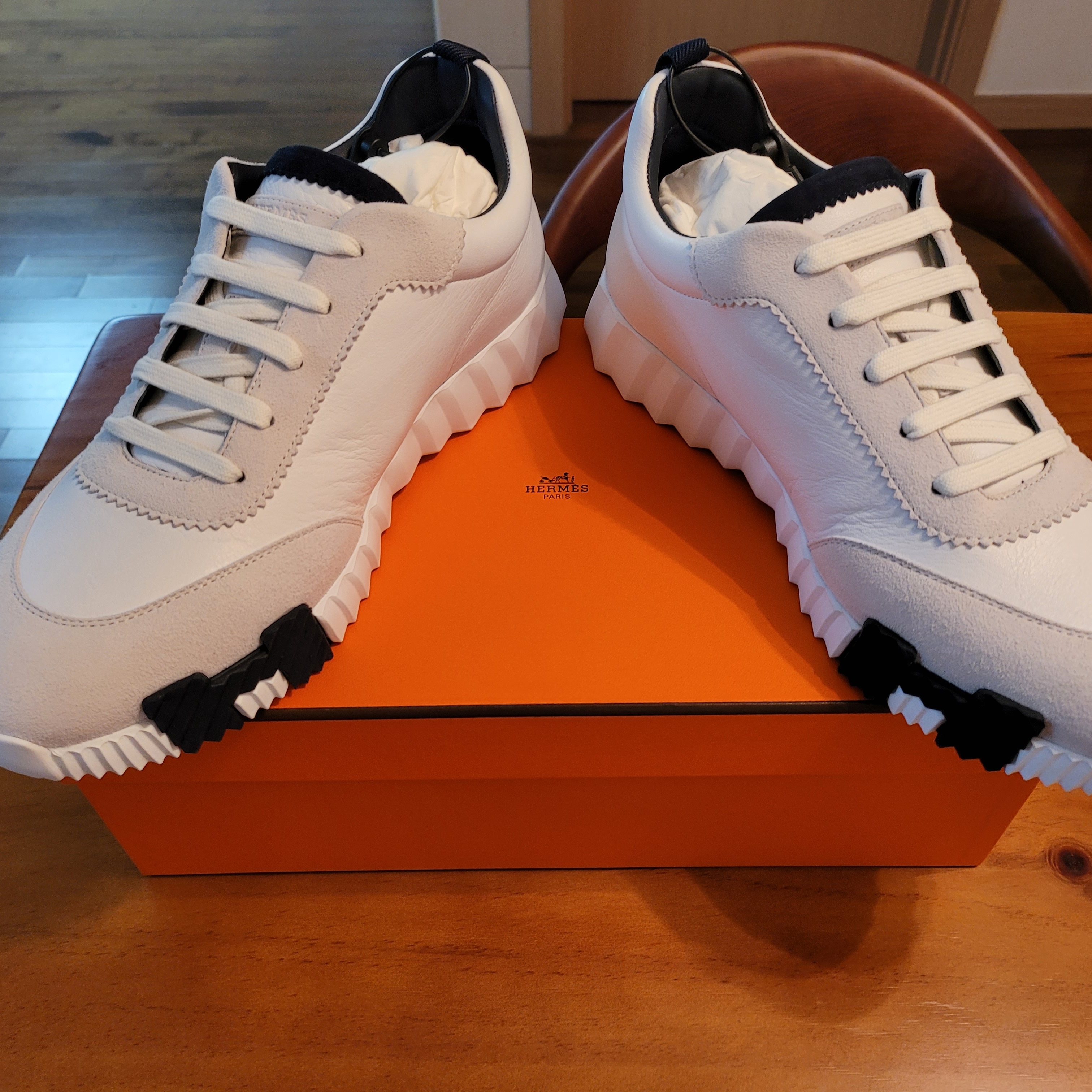 Hermes Bouncing Sneakers Calfskin Suede Goatskin & Blanc 착용 스타일