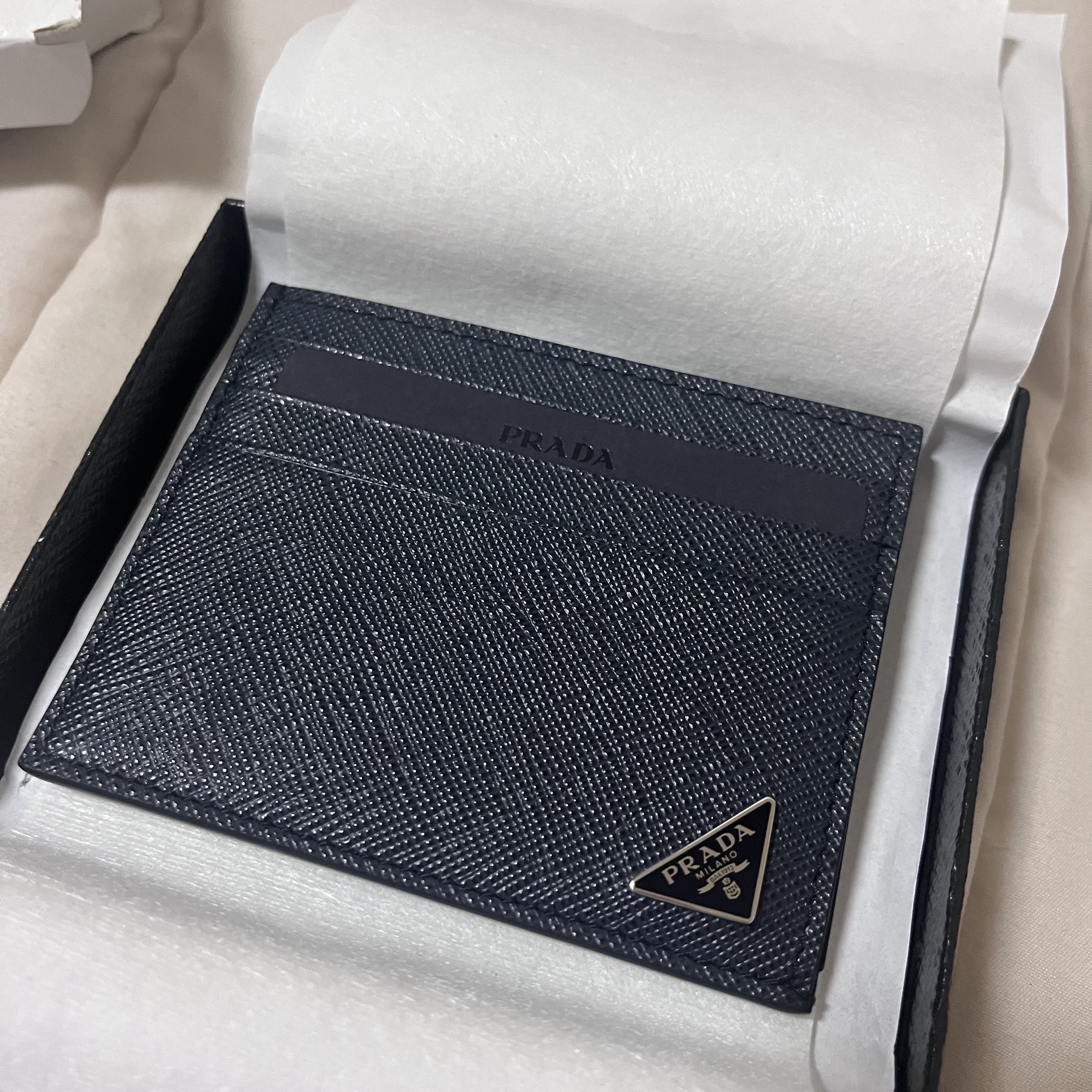 Prada Saffiano Leather Card Holder Baltic Blue 착용 스타일