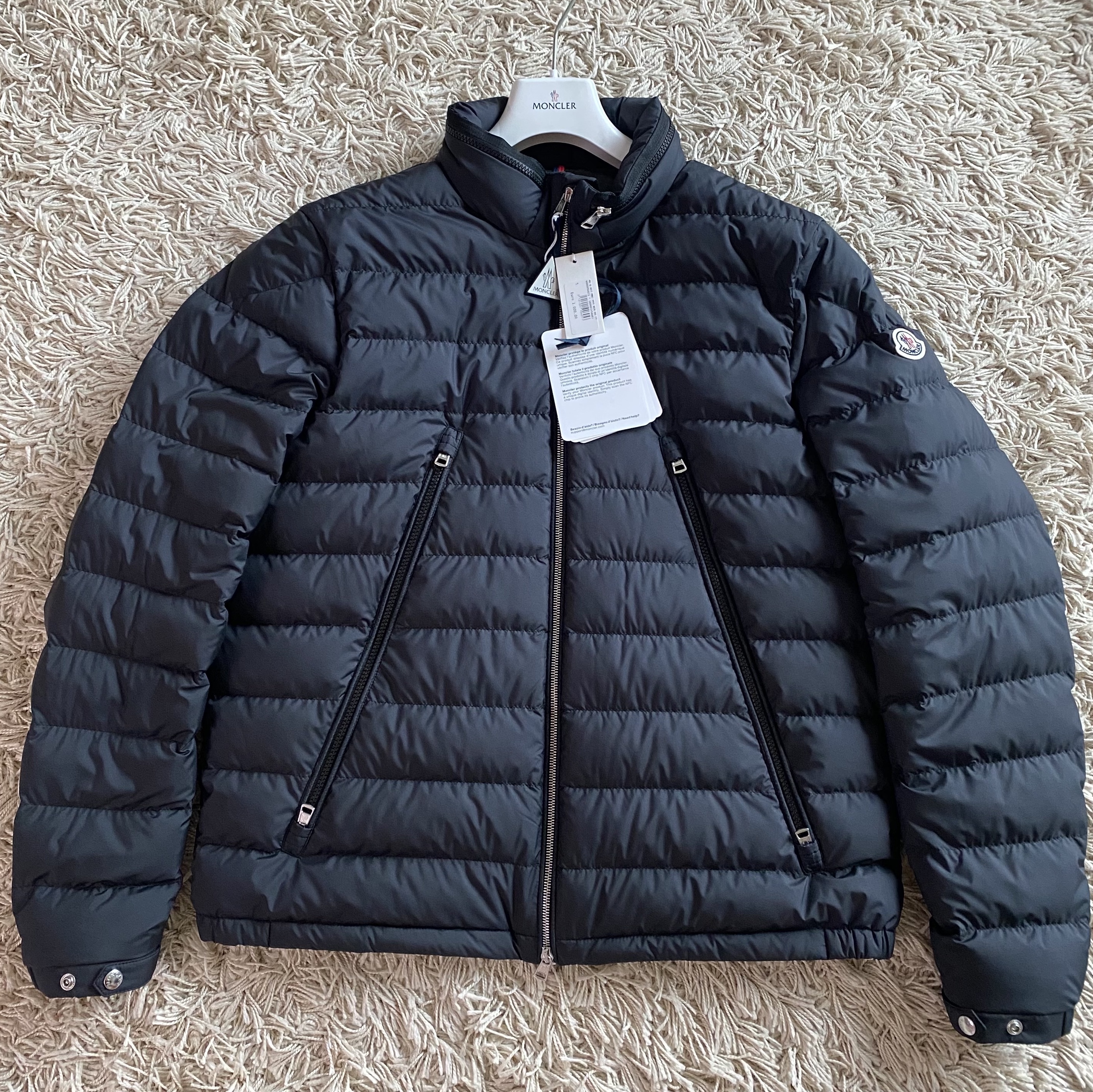 Moncler Alfit Short Down Jacket Black - 23SS 착용 스타일 - 1