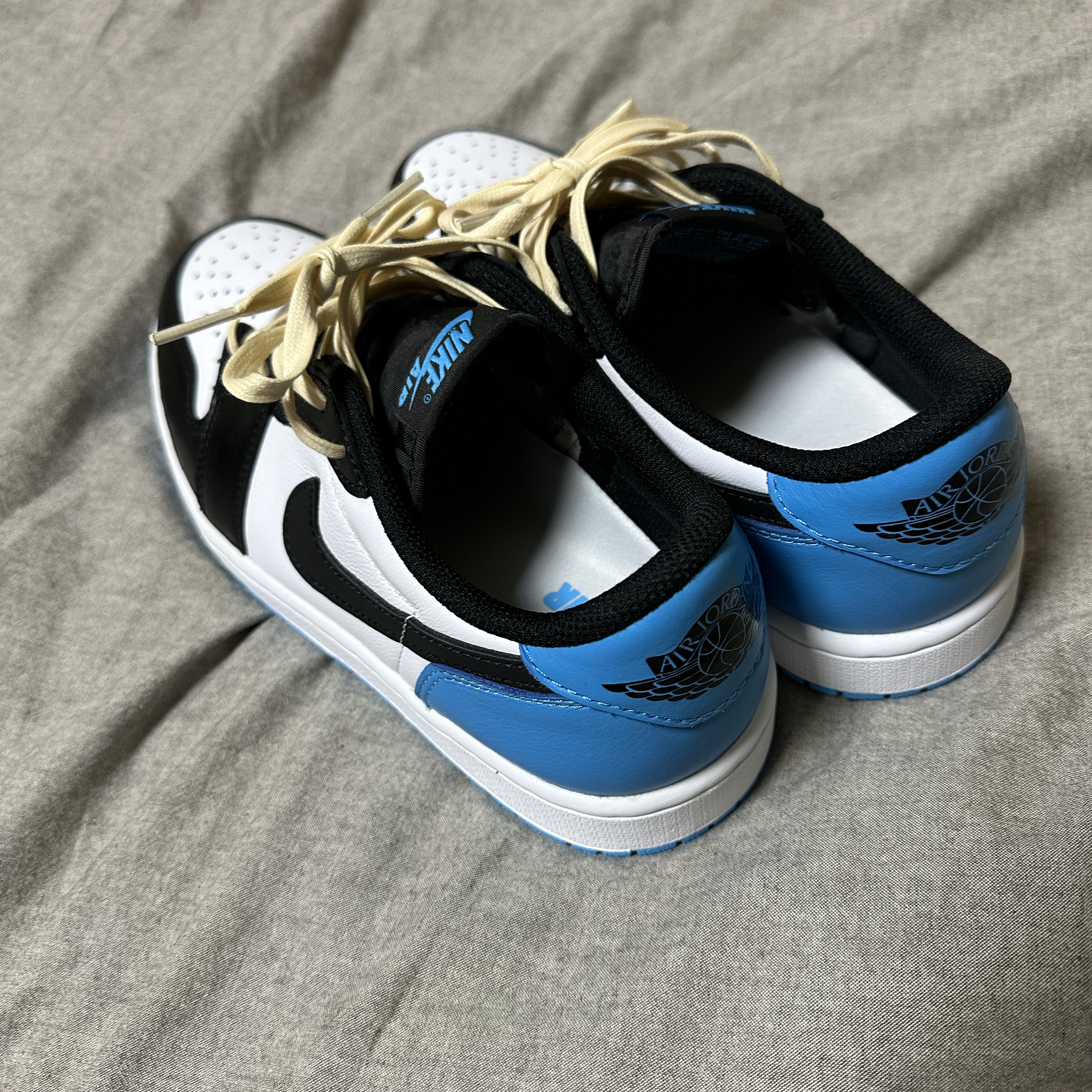 Jordan 1 Retro Low OG Black and Dark Powder Blue 착용 스타일 - 2