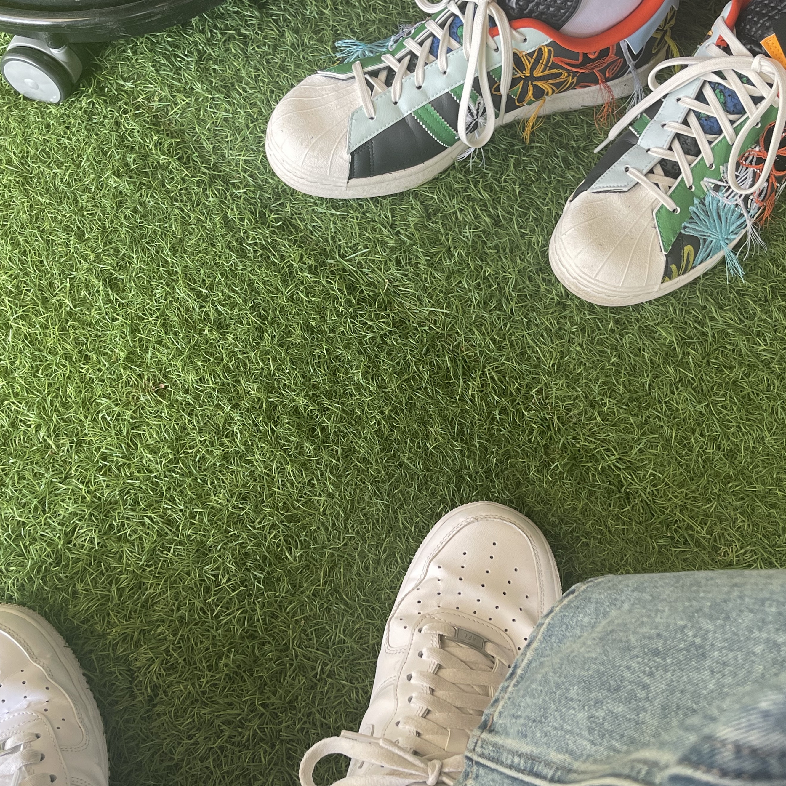 Nike Air Force 1 '07 Low White, Adidas x Sean Wotherspoon Superstar Superearth Black 착용 스타일