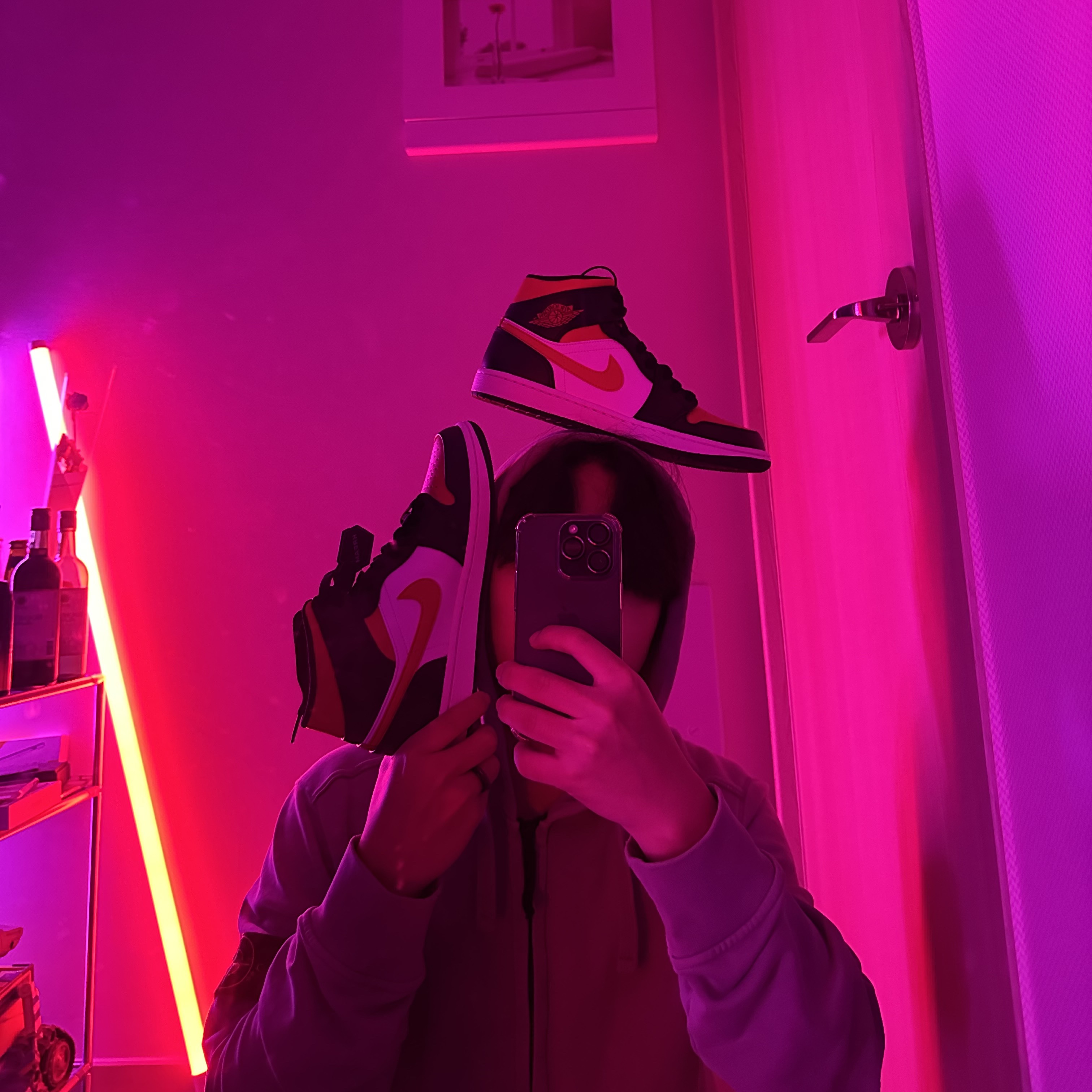 Jordan 1 Mid Black Fire Red 착용 스타일