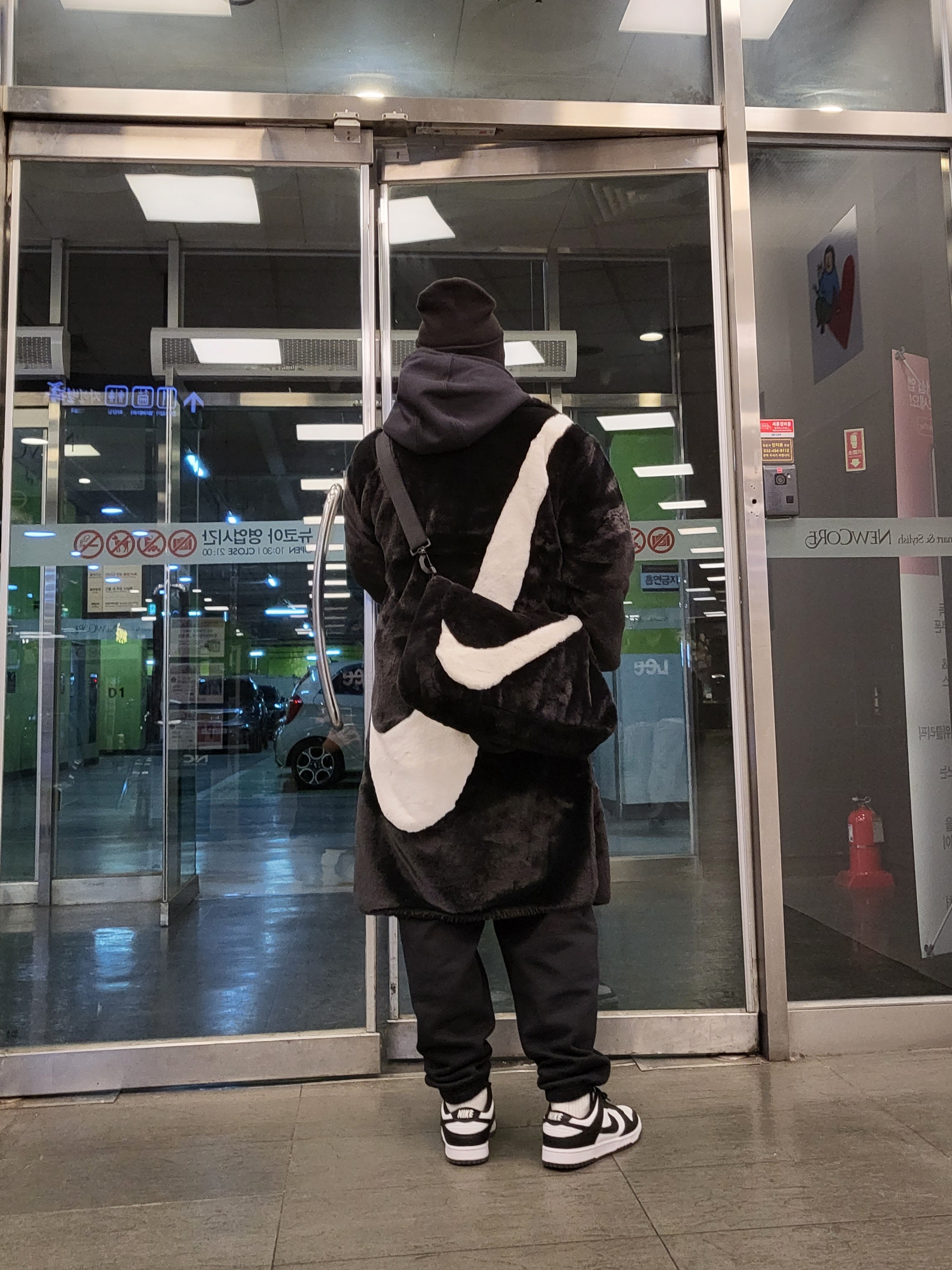 (W) Nike NSW Faux Fur AOP Long Jacket Light Iron Ore - Asia, Nike NSW Faux Fur Tote Bag Black 착용 스타일