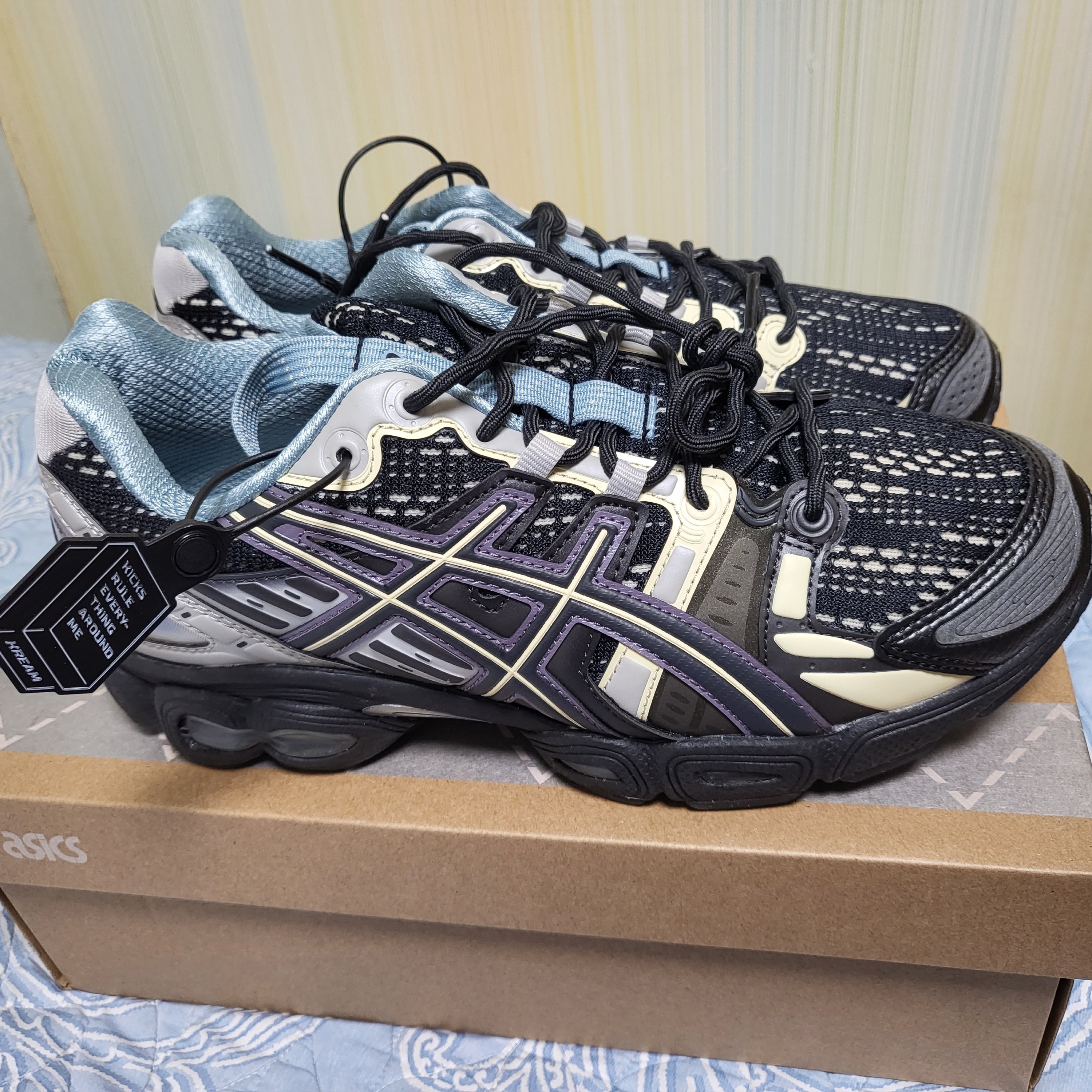 Asics UB5-S Gel-Nimbus 9 Black Gunmetal 착용 스타일 - 1