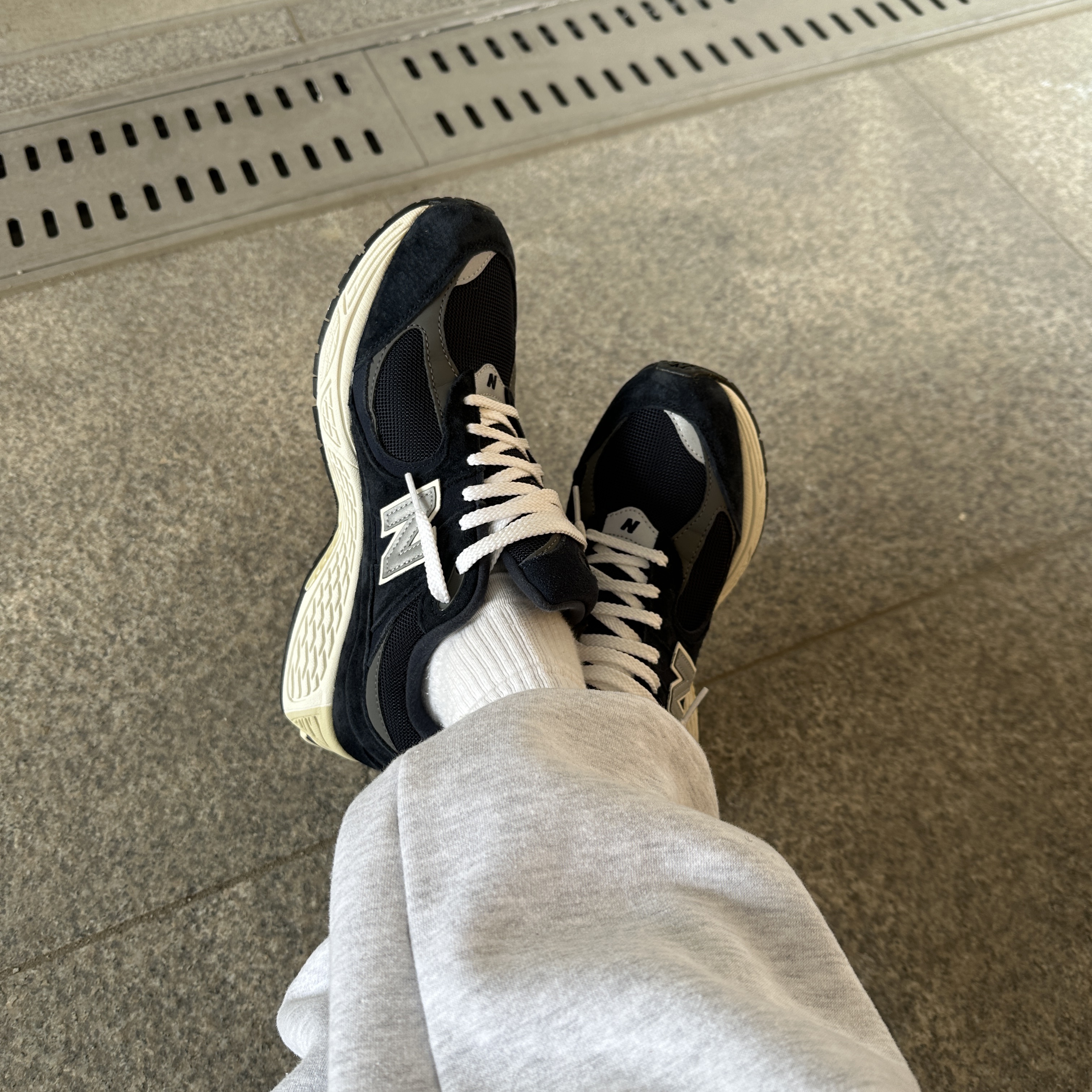 New Balance 2002R Eclipse Castlerock 착용 스타일