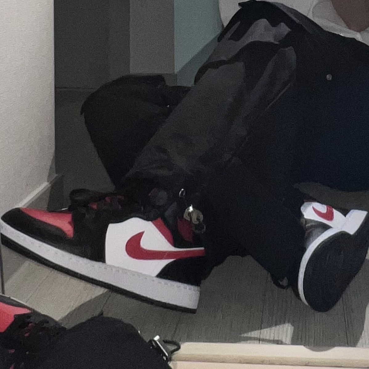 (GS) Jordan 1 Mid Black Fire Red 착용 스타일 - 4