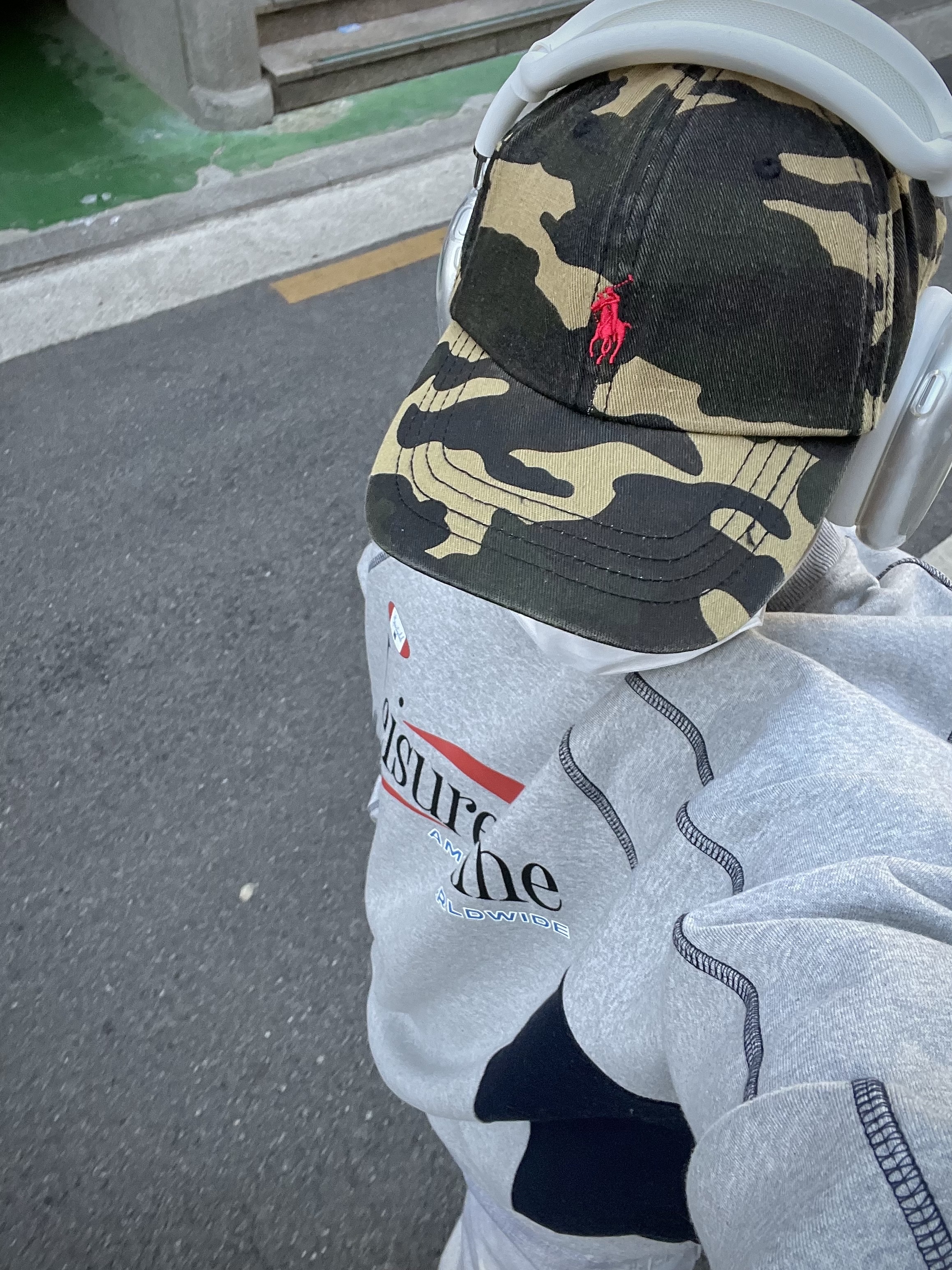 (W) Our Legacy Full Cut Digital Denim Print, Apple AirPods Max Lightning Silver (Korean Ver.) 착용 스타일 - 4