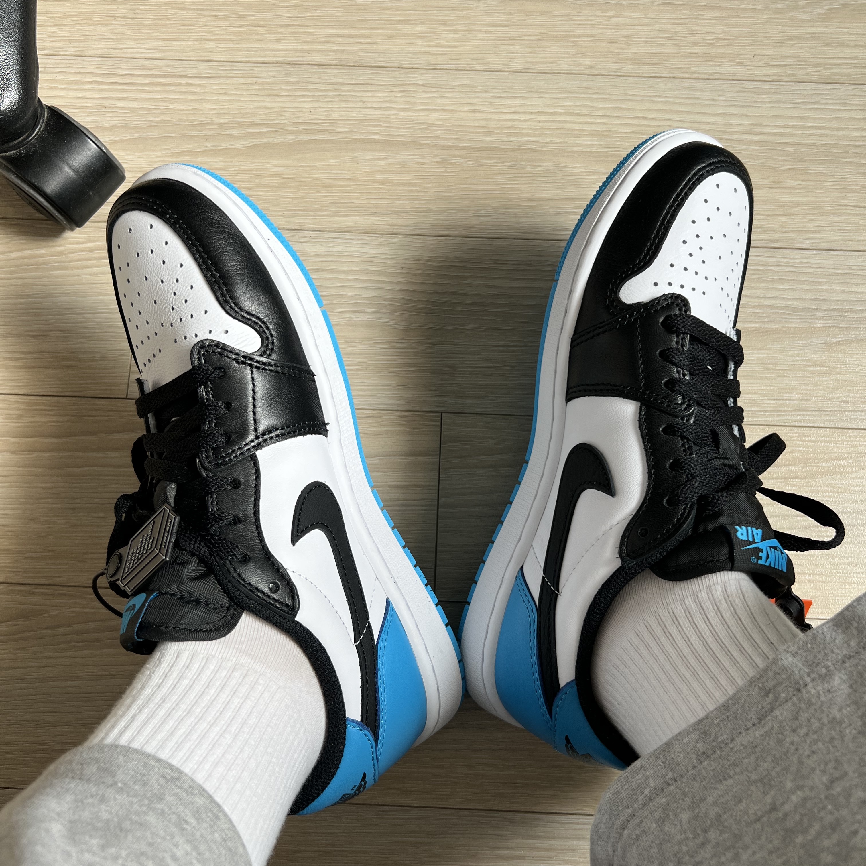 Jordan 1 Retro Low OG Black and Dark Powder Blue 착용 스타일 - 3