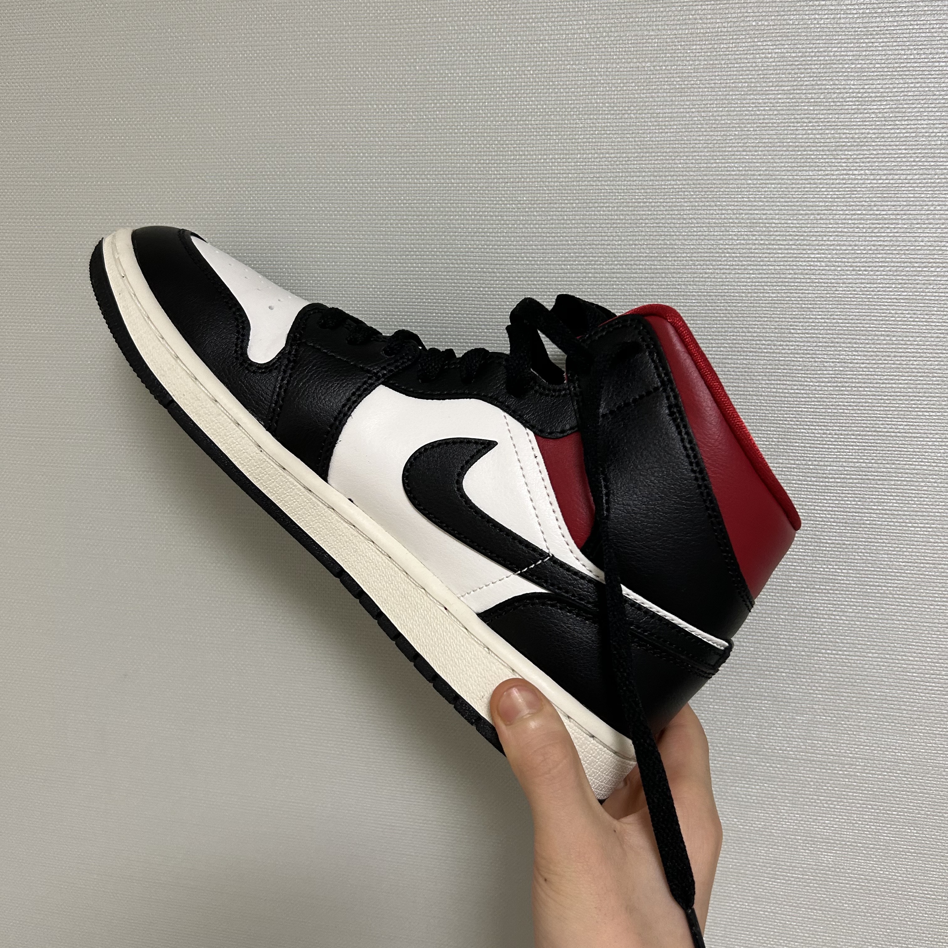 (W) Jordan 1 Mid Black Gym Red 착용 스타일 - 2