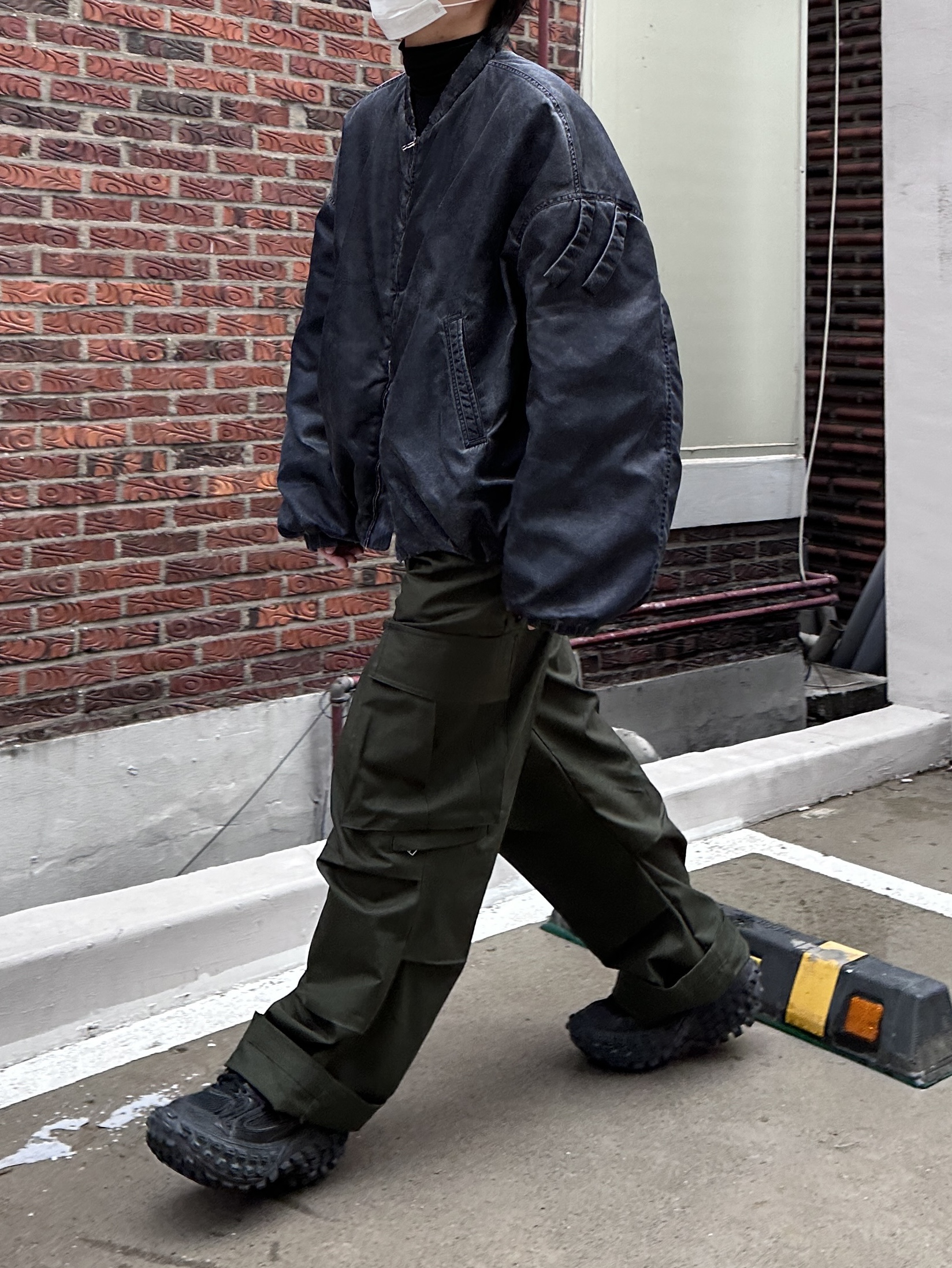 Nonnod x Undermycar Esker Jacket Distressed Midnight, Balenciaga Defender Sneakers Black 착용 스타일 - 4